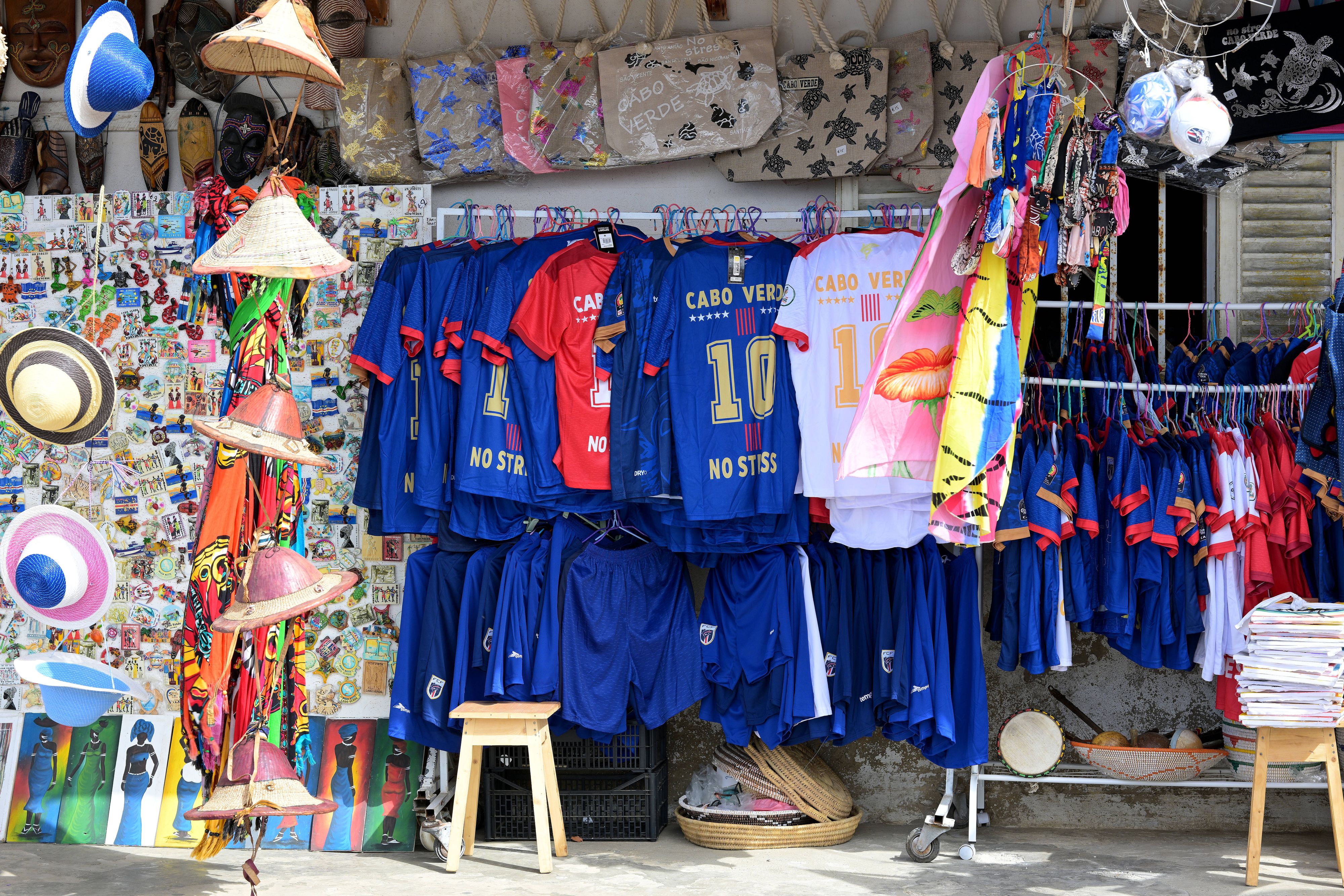 Die Trikots in den Gift Shops – wie hier in Palmeira auf der Insel Sal – werden vor der WM-Teilnahme der Kapverden vergriffen sein.