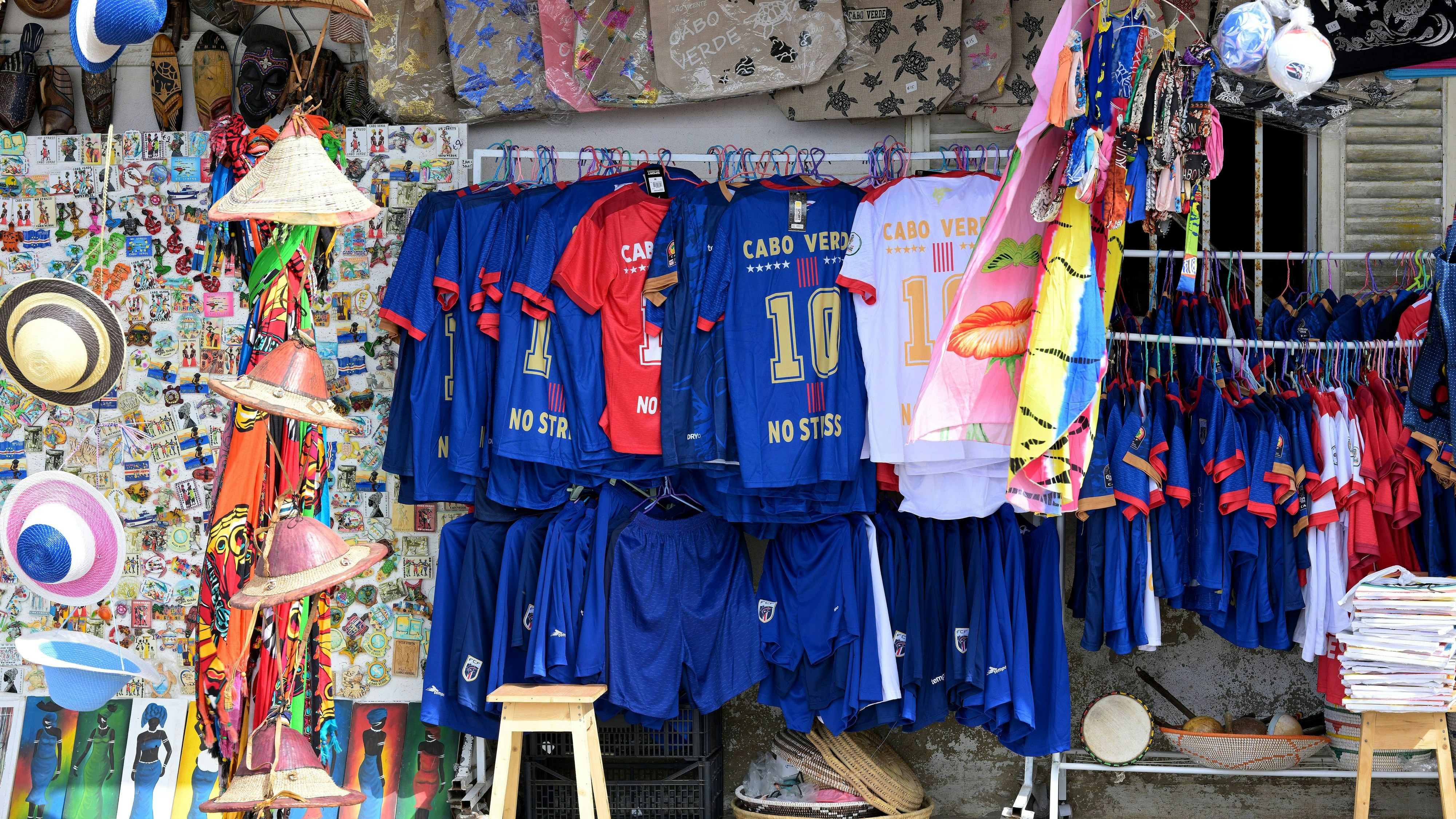 Die Trikots in den Gift Shops – wie hier in Palmeira auf der Insel Sal – werden vor der WM-Teilnahme der Kapverden vergriffen sein.