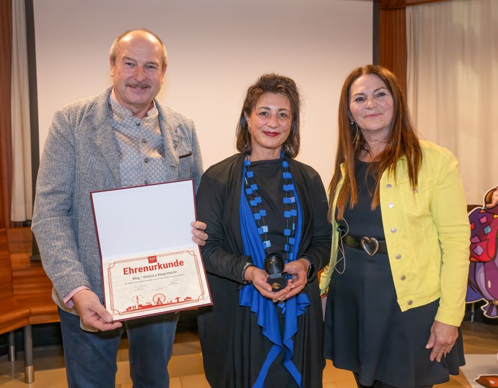 Stadträtin Veronica Kaup Hasler wurde beim Praterfest von Praterverbandspräsidentin Silvia Lang (rechts) geehrt.