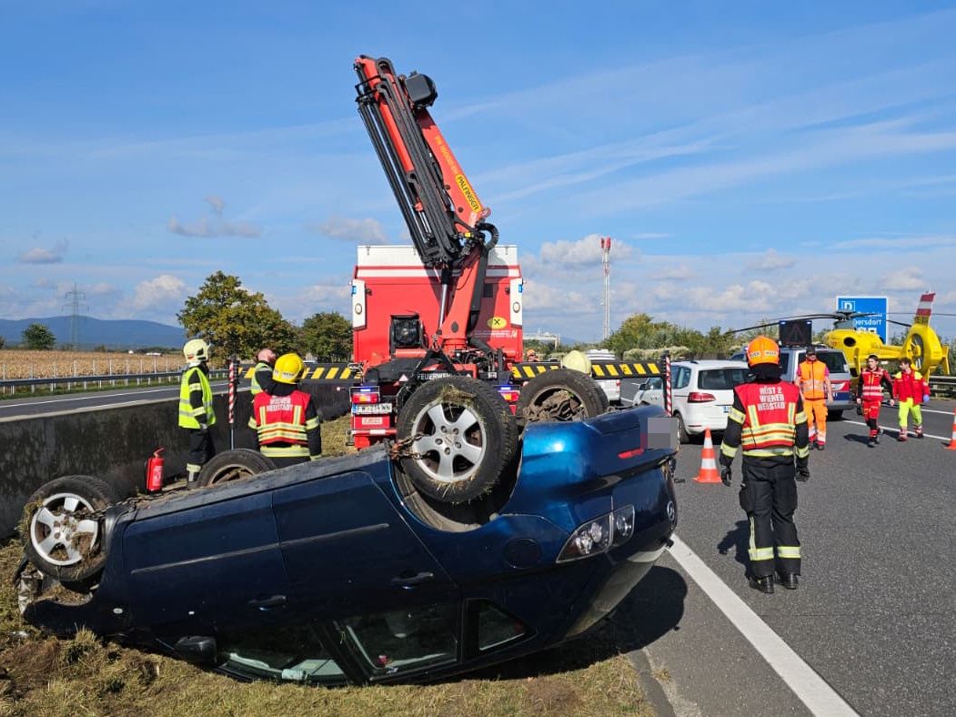 Bei einem Unfall auf der Südautobahn überschlug sich ein Auto.
