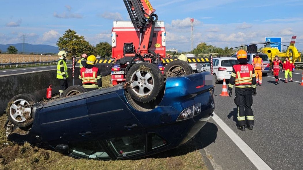 Heute.at - Auto-Überschlag auf A2 – Lenker ins Spital geflogen