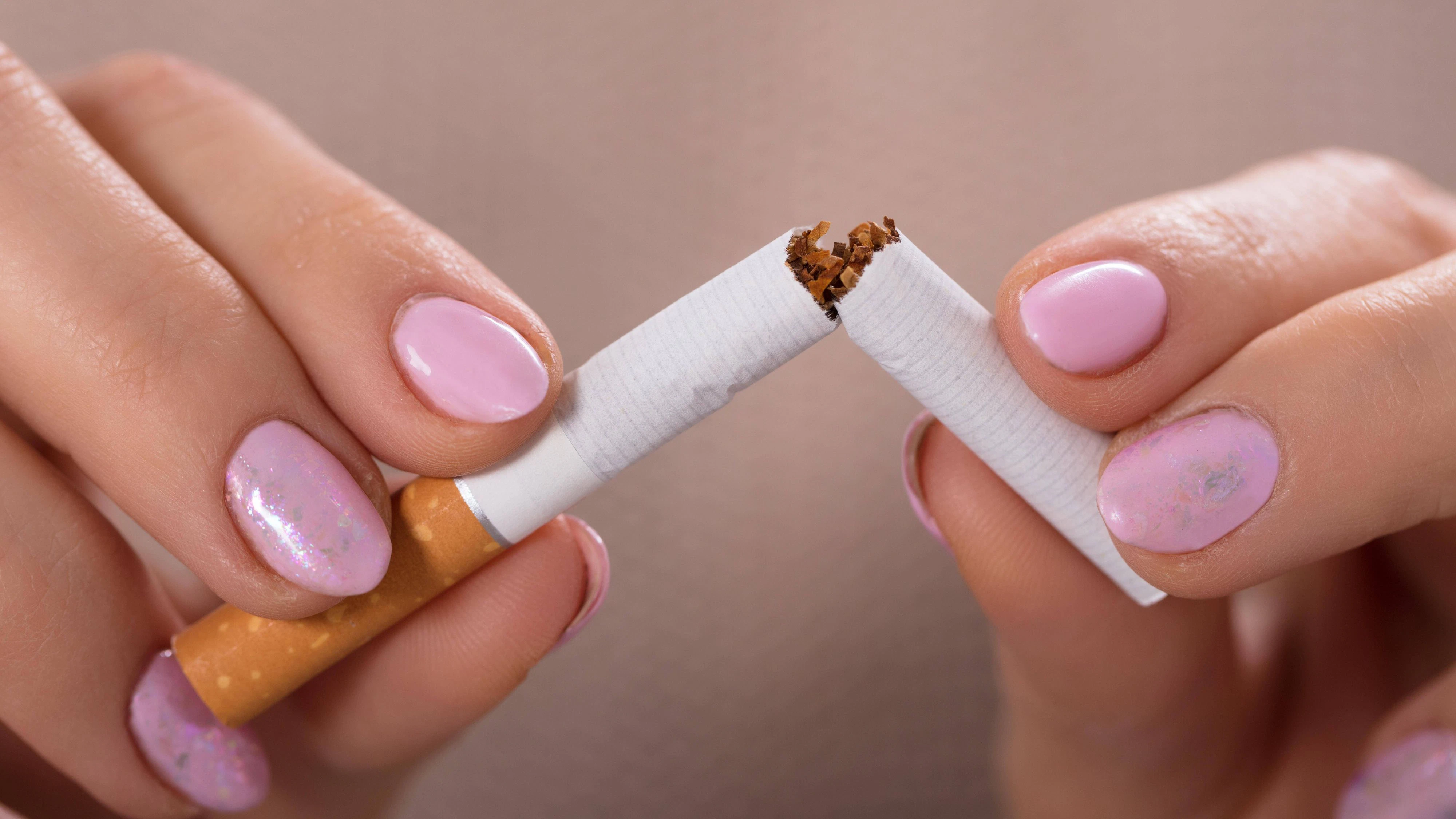 Woman Holding Broken Cigarette PUBLICATIONxINxGERxSUIxAUTxONLY Copyright: xAndreyPopovx Panthermedia25779452  