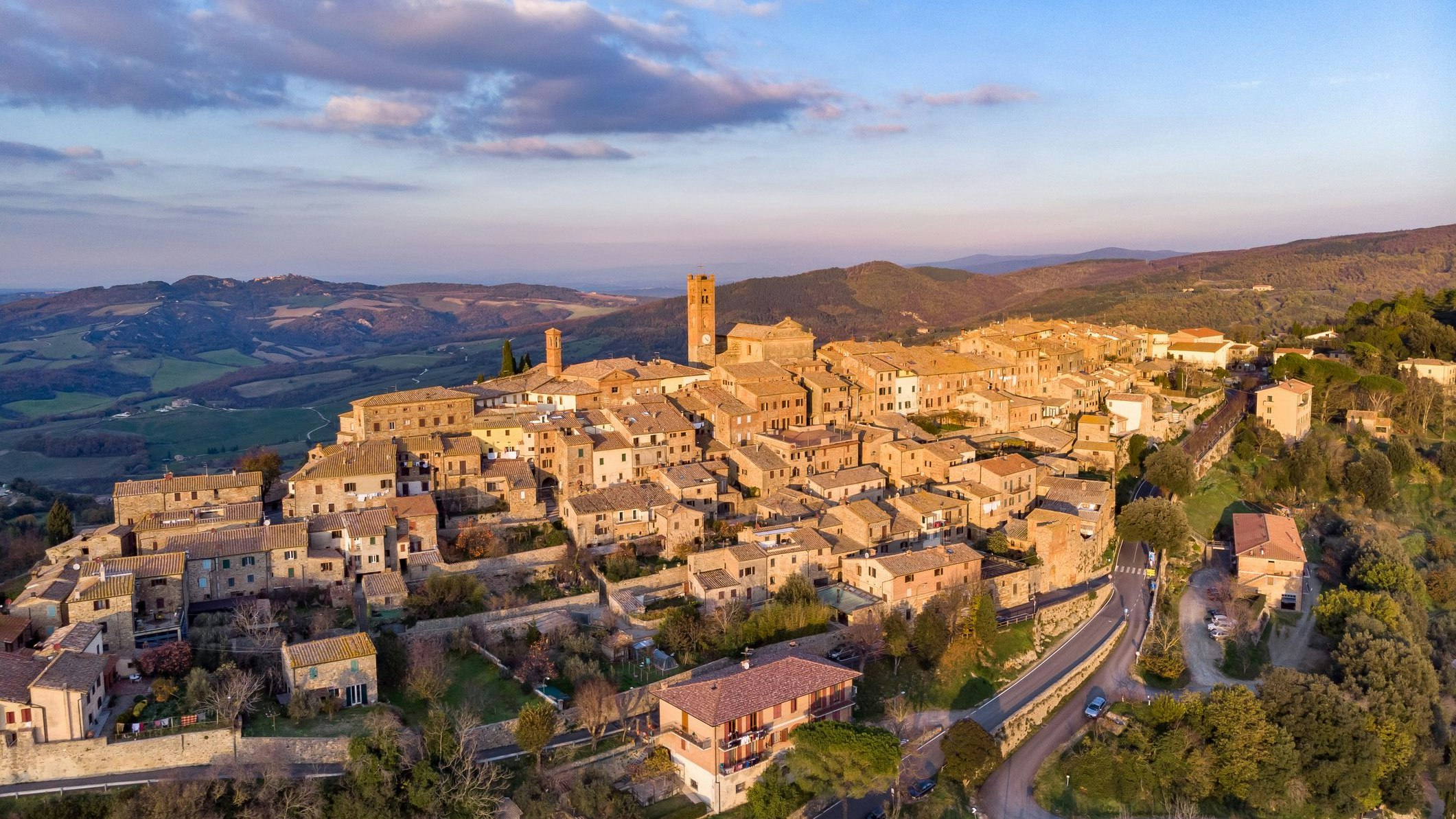 Radicondoli liegt nur etwa 80 Kilometer von <a data-li-document-ref="120150400" href="https://www.heute.at/s/kalimera-ciao-hola-aua-baut-angebot-2026-kraeftig-aus-120150400">Florenz</a> und rund 40 Kilometer von Siena entfernt.