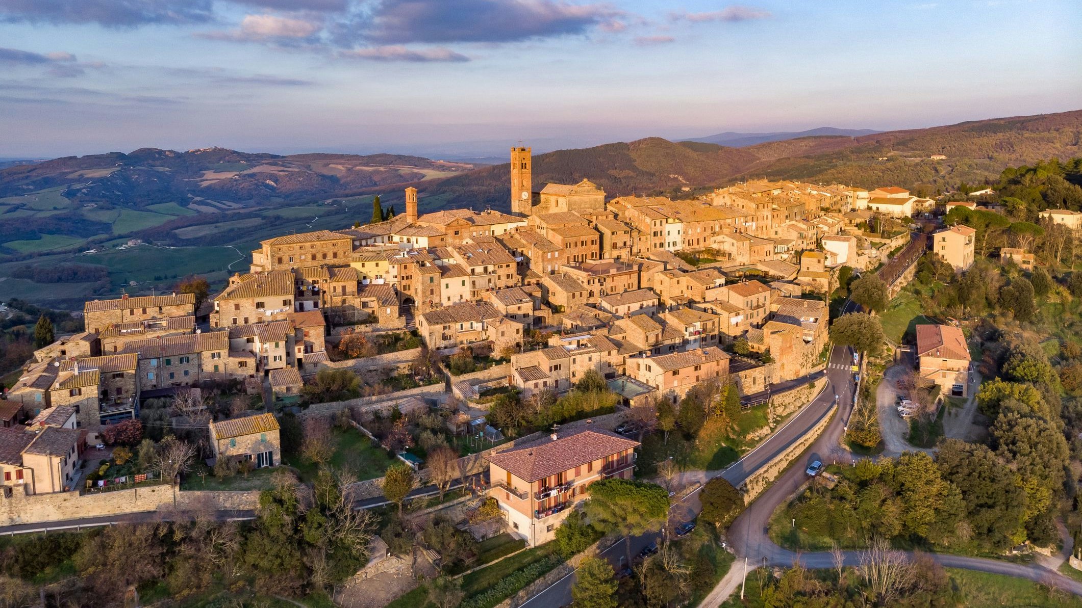 Die Immobilienpreise liegen zwischen etwa 50.000 und über 100.000 Euro, Renovierungen kosten rund 10.000 Euro.