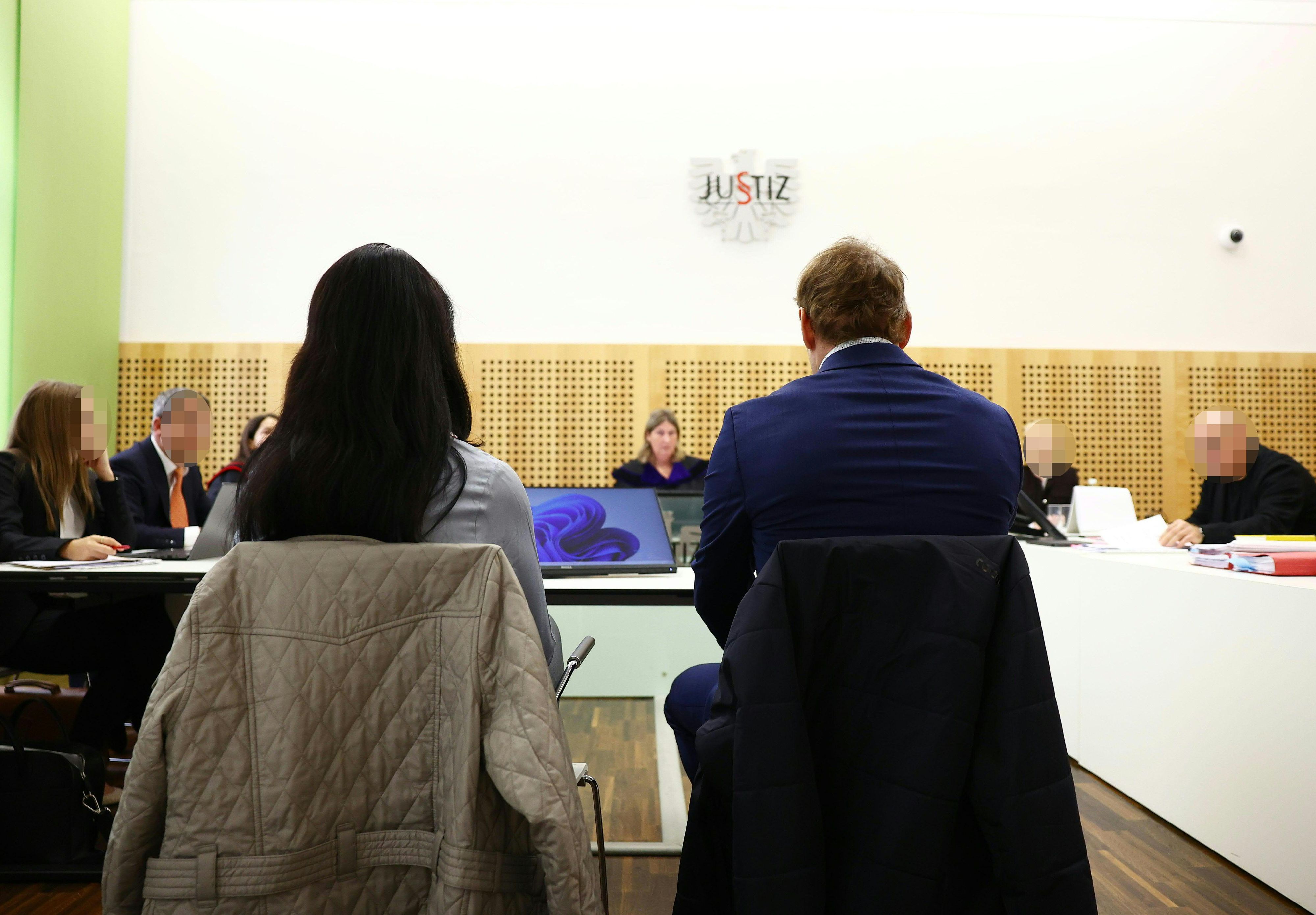 Der Prozess gegen zwei ehemalige Chirurgen hat in Graz begonnen. Sie sollen einer 12-Jährigen den Umgang mit einem Schädelbohrer ermöglicht haben.