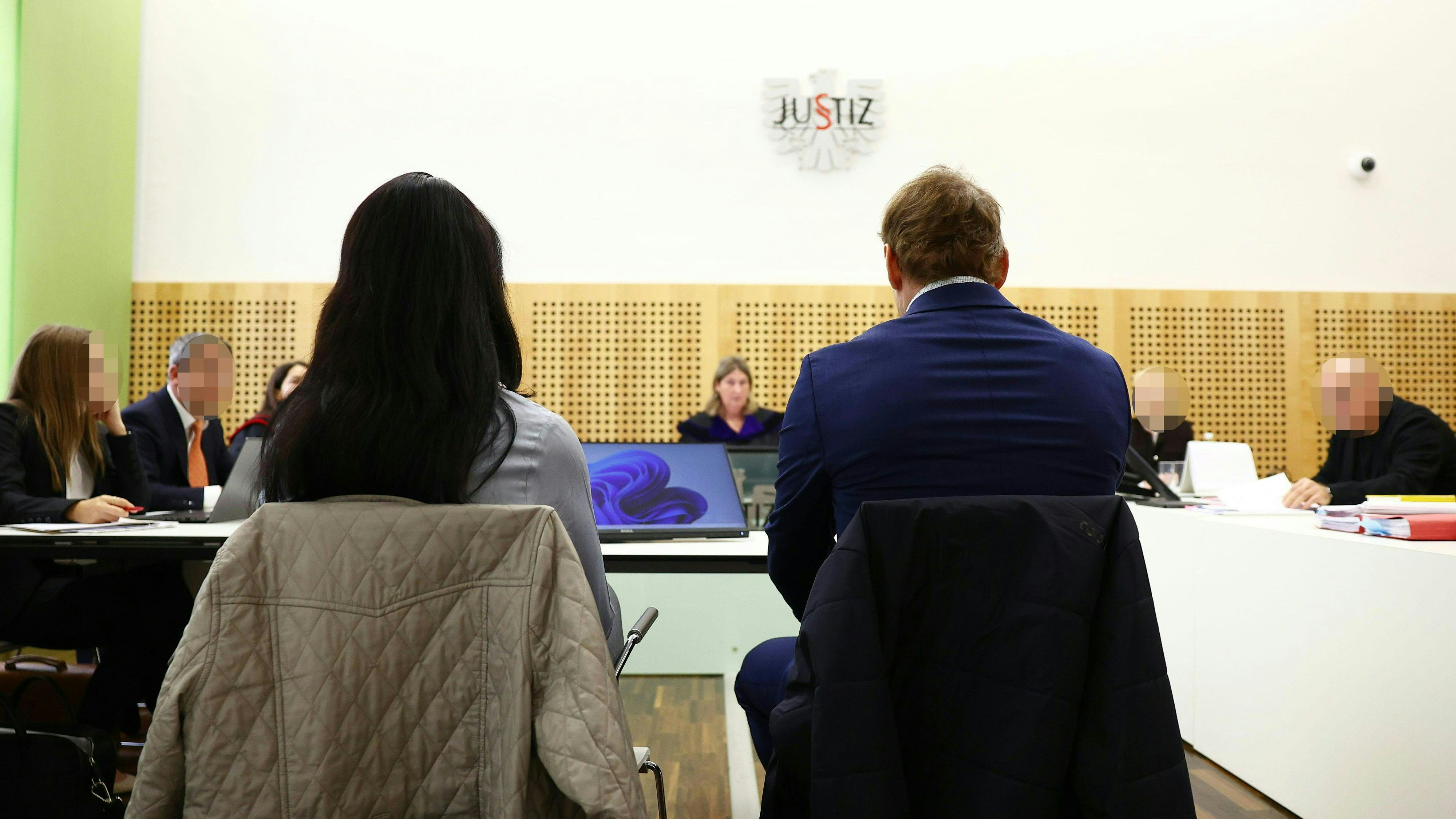 Download von www.picturedesk.com am 14.10.2025 (10:44).  ABD0059_20251014 - GRAZ - ÖSTERREICH: Die Angeklagten am Dienstag, 14. Oktober 2025, vor Beginn des Prozesses gegen zwei Chirurgen wegen Körperverletzung im Operationssaal am Landesgericht in Graz. - FOTO: APA/APA-POOL/ERWIN SCHERIAU - 20251014_PD1780 - Rechteinfo: Rights Managed (RM)