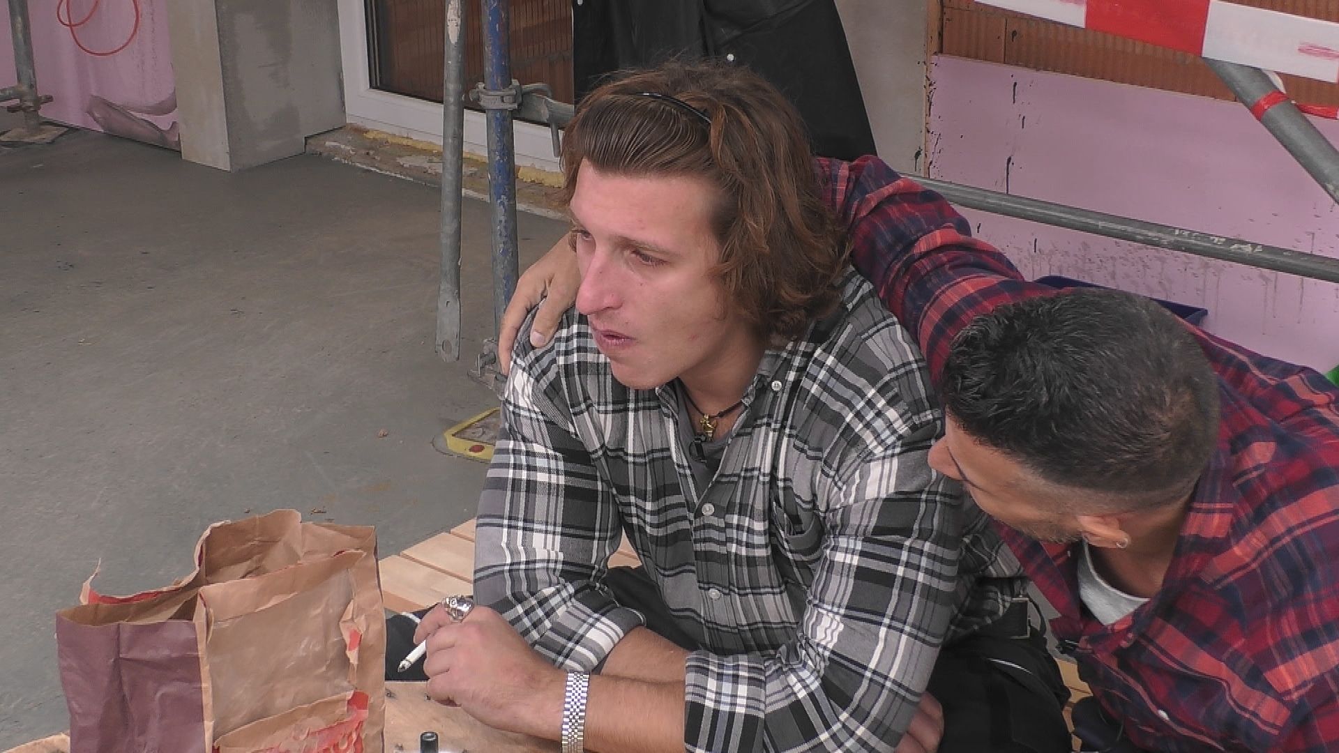 Erik, alias Satansbratan fühlt sich von seiner guten Freundin Laura Maria hintergangen - jetzt herrscht Funkstille zwischen den beiden. 