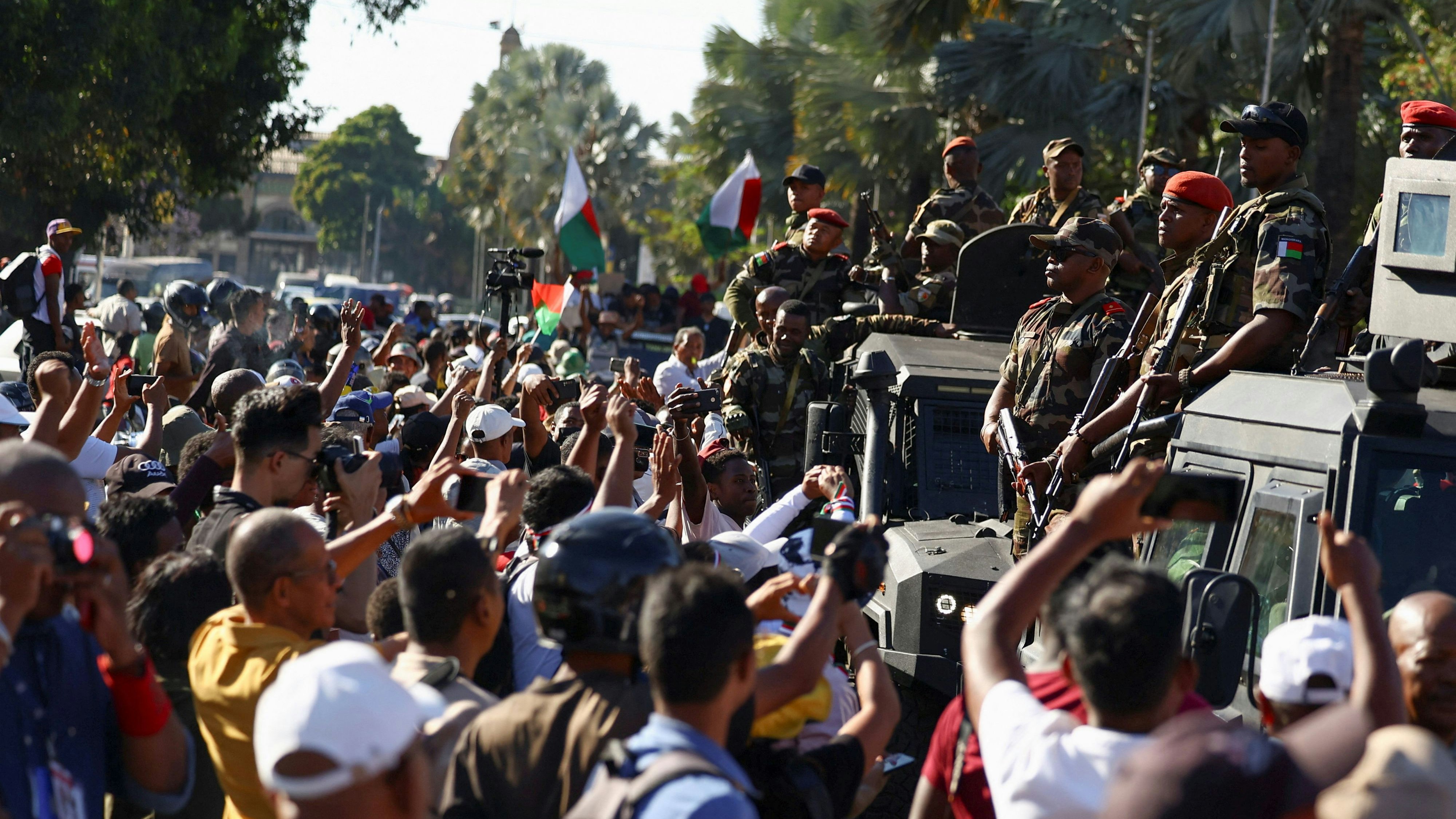 Heute.at - Präsident geflohen – Militär verkündet Machtübernahme