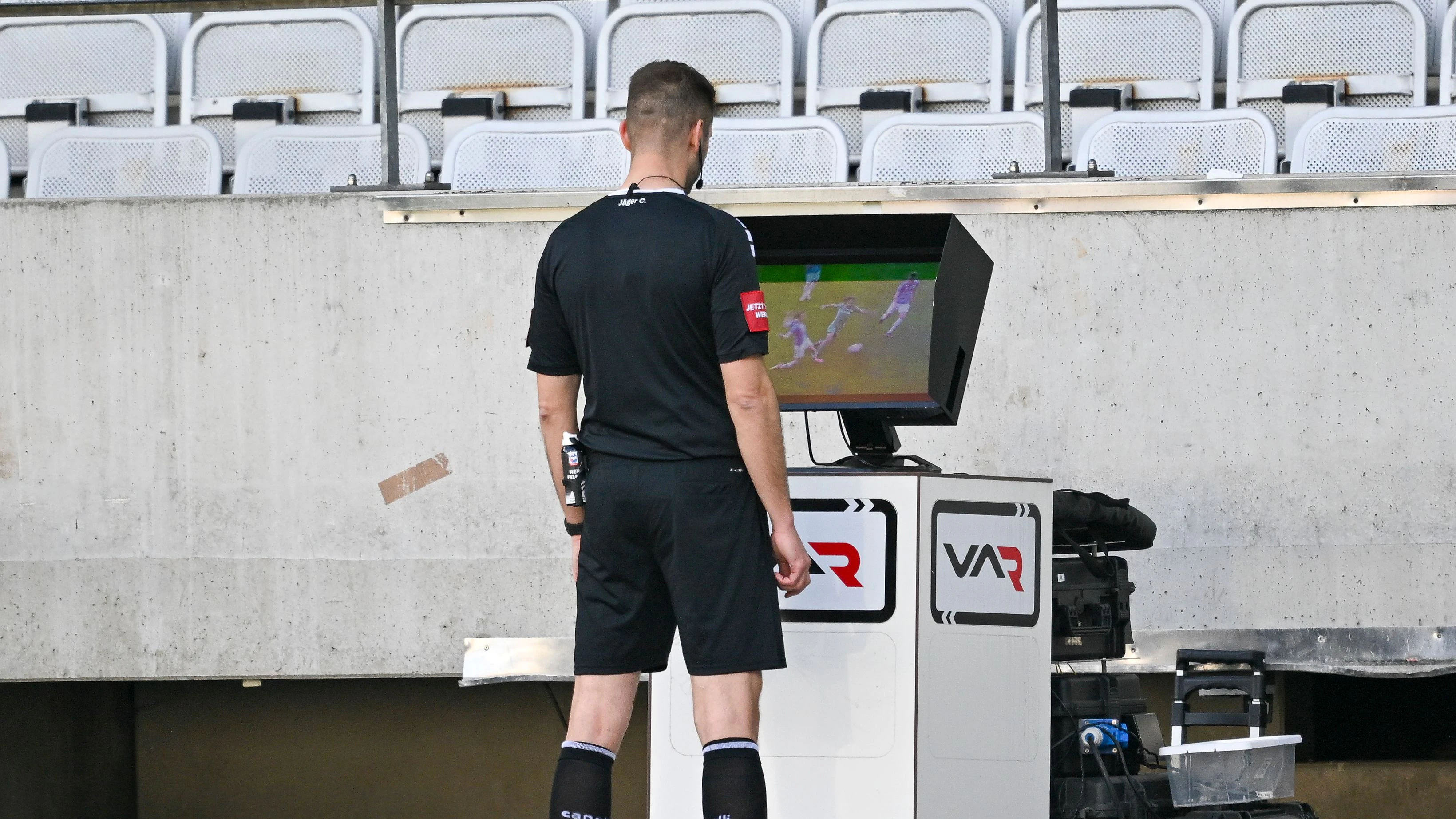 INNSBRUCK,AUSTRIA,05.APR.25 - SOCCER - ADMIRAL Bundesliga, WSG Tirol vs TSV Hartberg. Image shows referee Christopher Jaeger; keywords: VAR. Photo: GEPA pictures/ Daniel Schoenherr