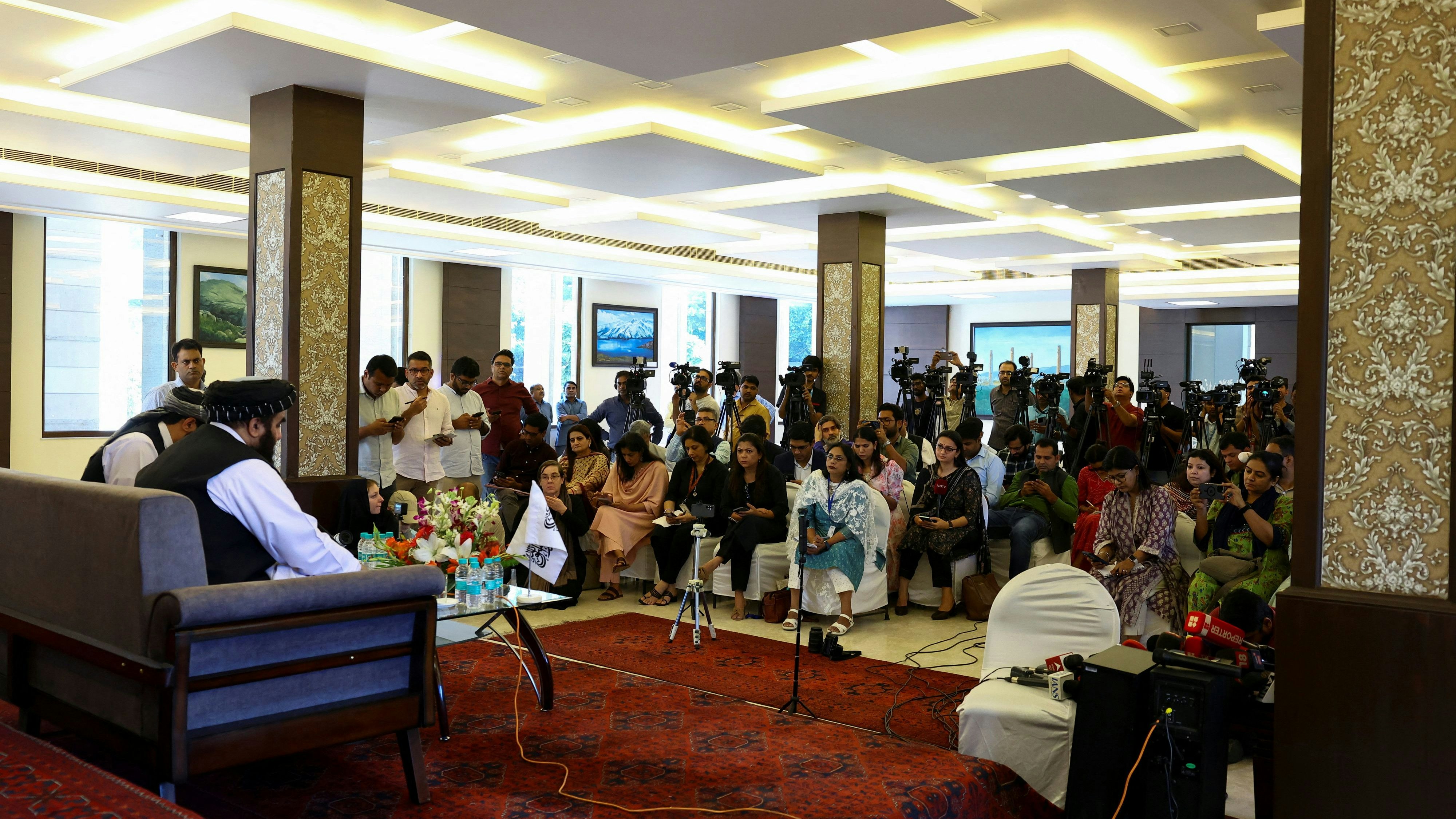 Ein Bild mit Seltenheitswert: Weibliche Journalisten konfrontieren einen Minister der Taliban-Regierung mit kritischen Fragen.