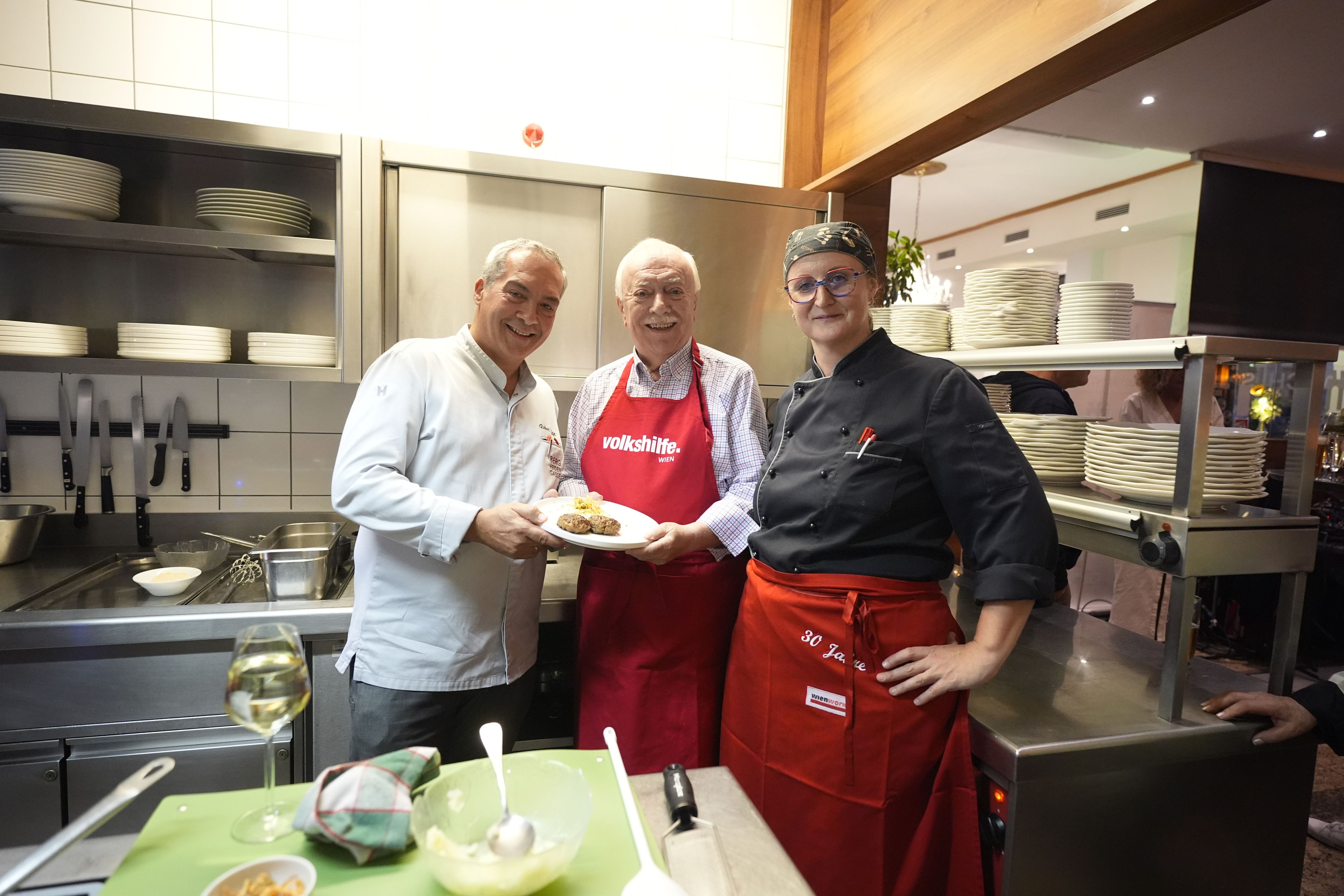Häupl (M.) mit Haubenkoch Robert Letz (l.) und einer 