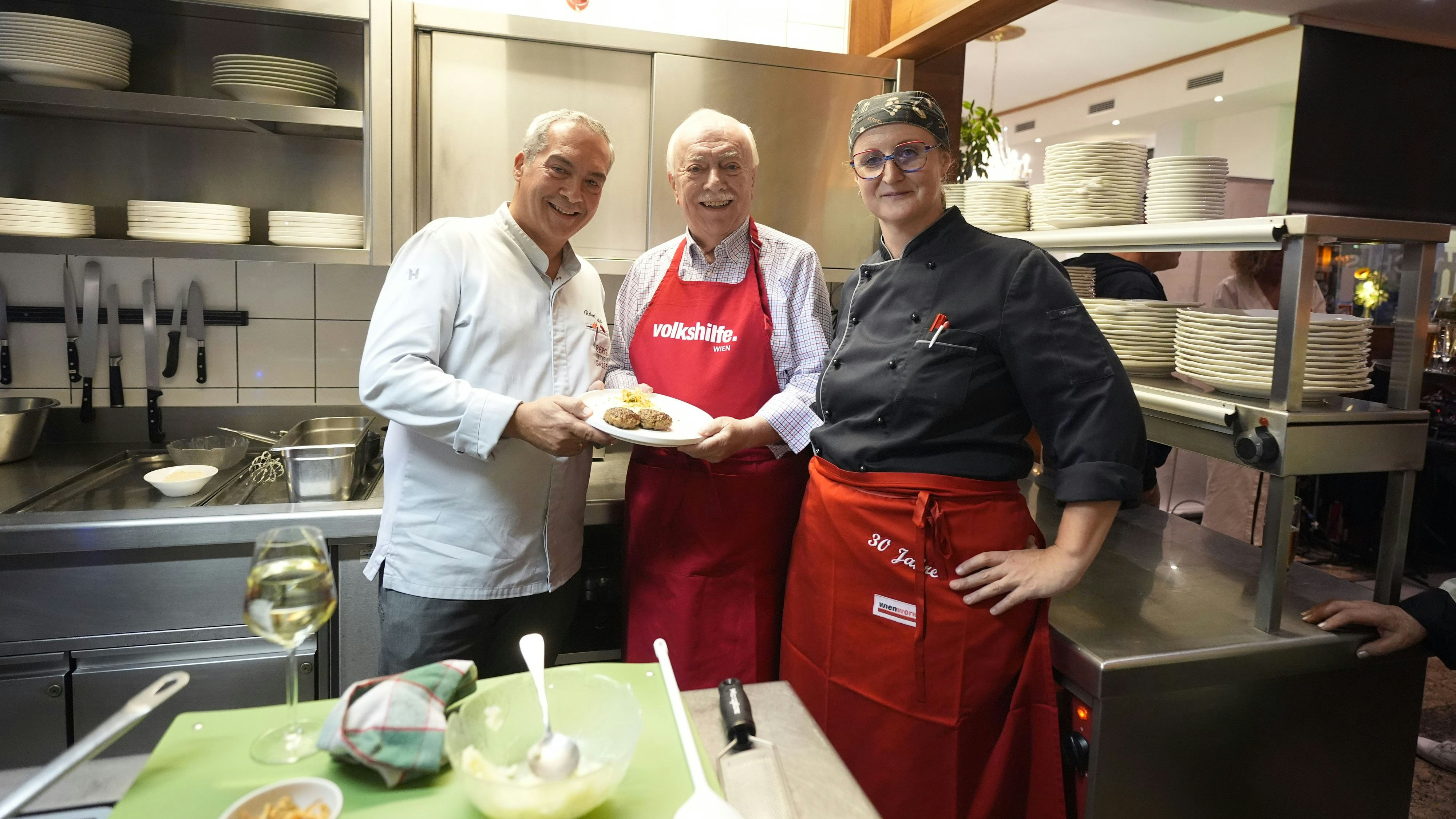 Heute.at - Alt-Bürgermeister Häupl kochte im Michel's auf