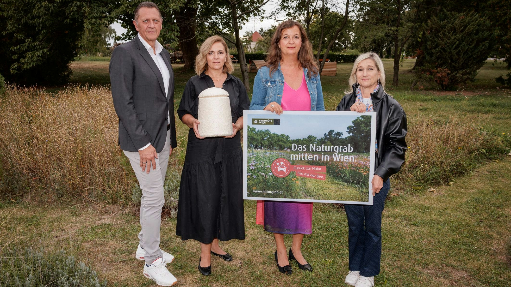 (v.l.n.r.): Thomas Steinhart (Bezirksvorsteher des 11. Bezirks), Renate Niklas (Geschäftsführerin Friedhöfe Wien GmbH), Ulli Sima (Amtsführende Stadträtin für Stadtentwicklung, Mobilität und Wiener Stadtwerke), Monika Unterholzner (stv. Generaldirektorin der Wiener Stadtwerke GmbH).