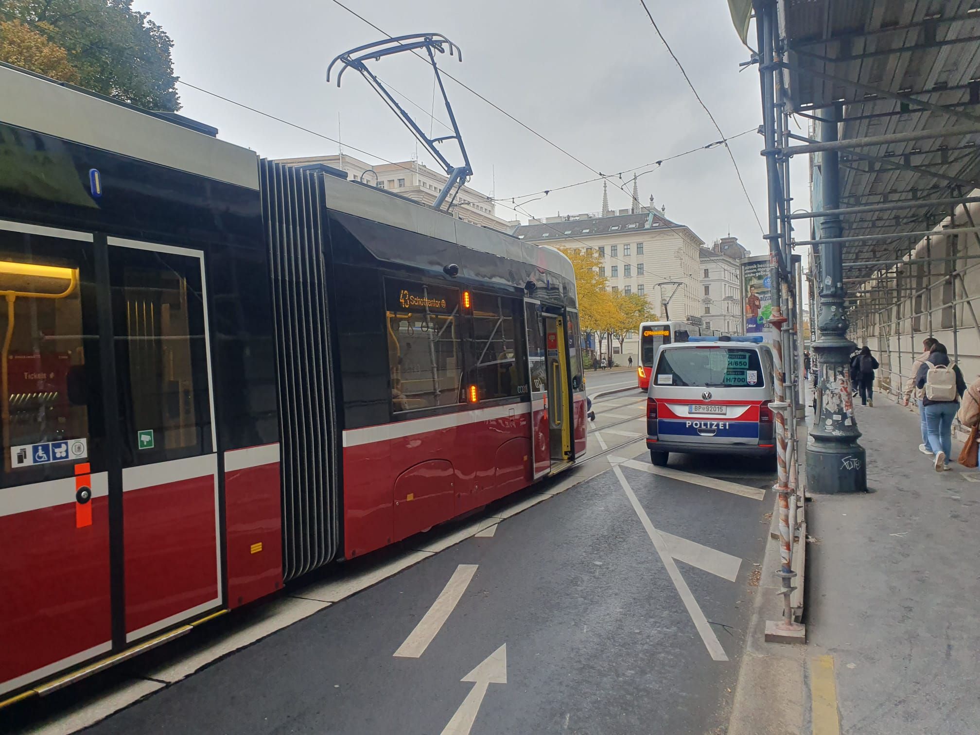 Eine Person auf den Gleisen sorgt für einen Rettungseinsatz