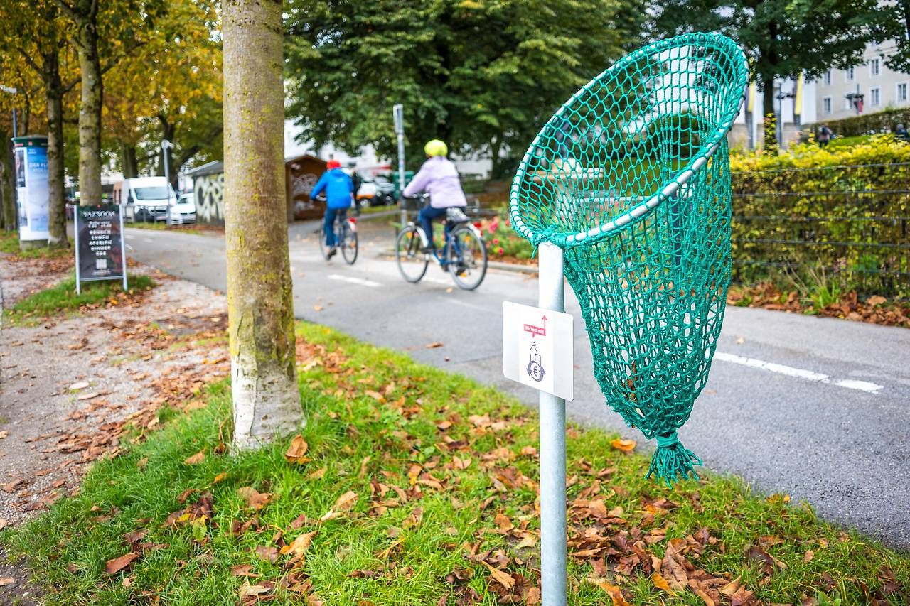 Das Pfandnetz soll eine spielerische Einladung sein, leere Gebinde hineinzuwerfen.