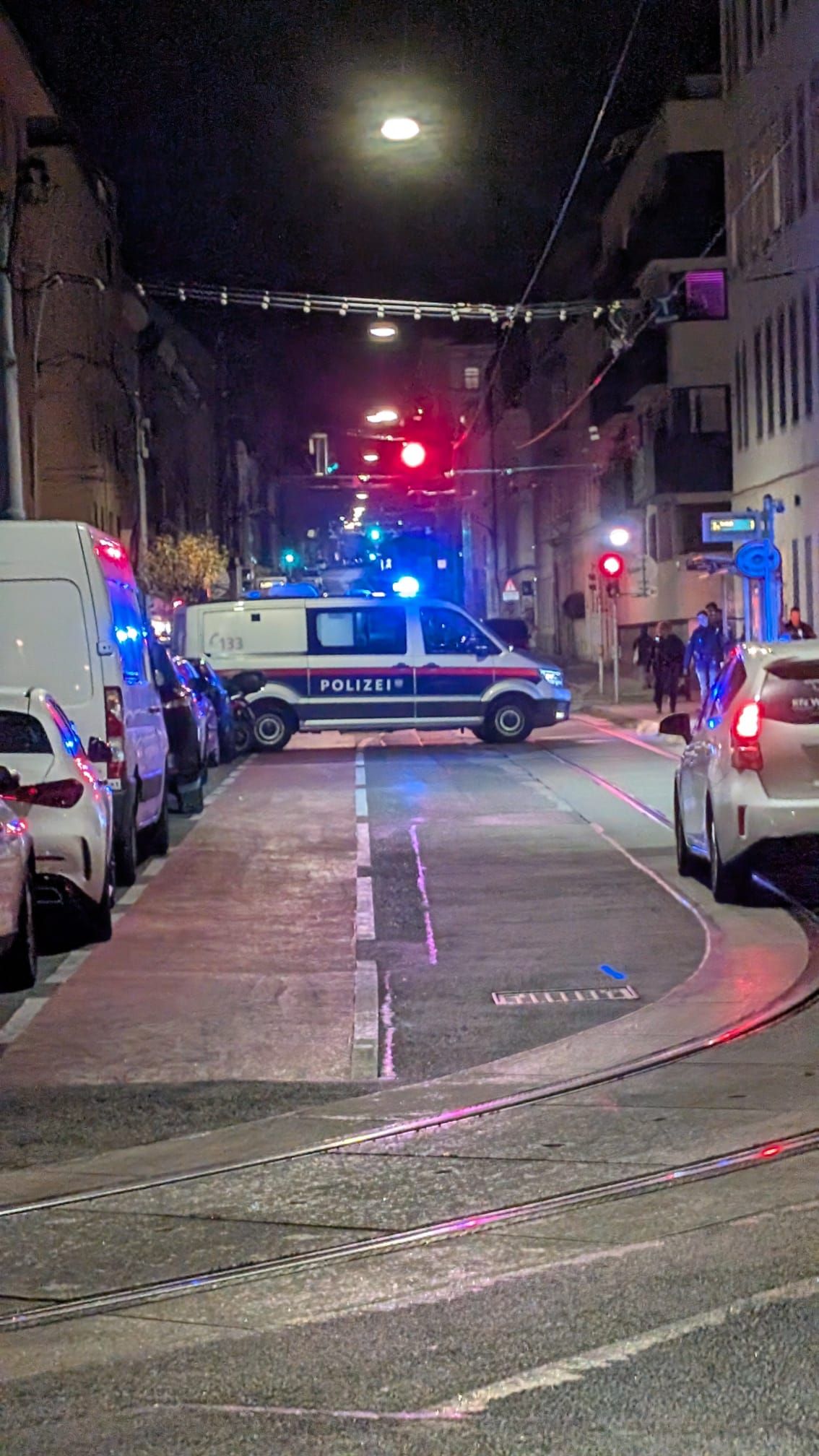 Wilde Szenen am Dienstag: Ein Mann rastet völlig aus und pöbelt Fahrgäste an. Dann klickten die Handschellen.