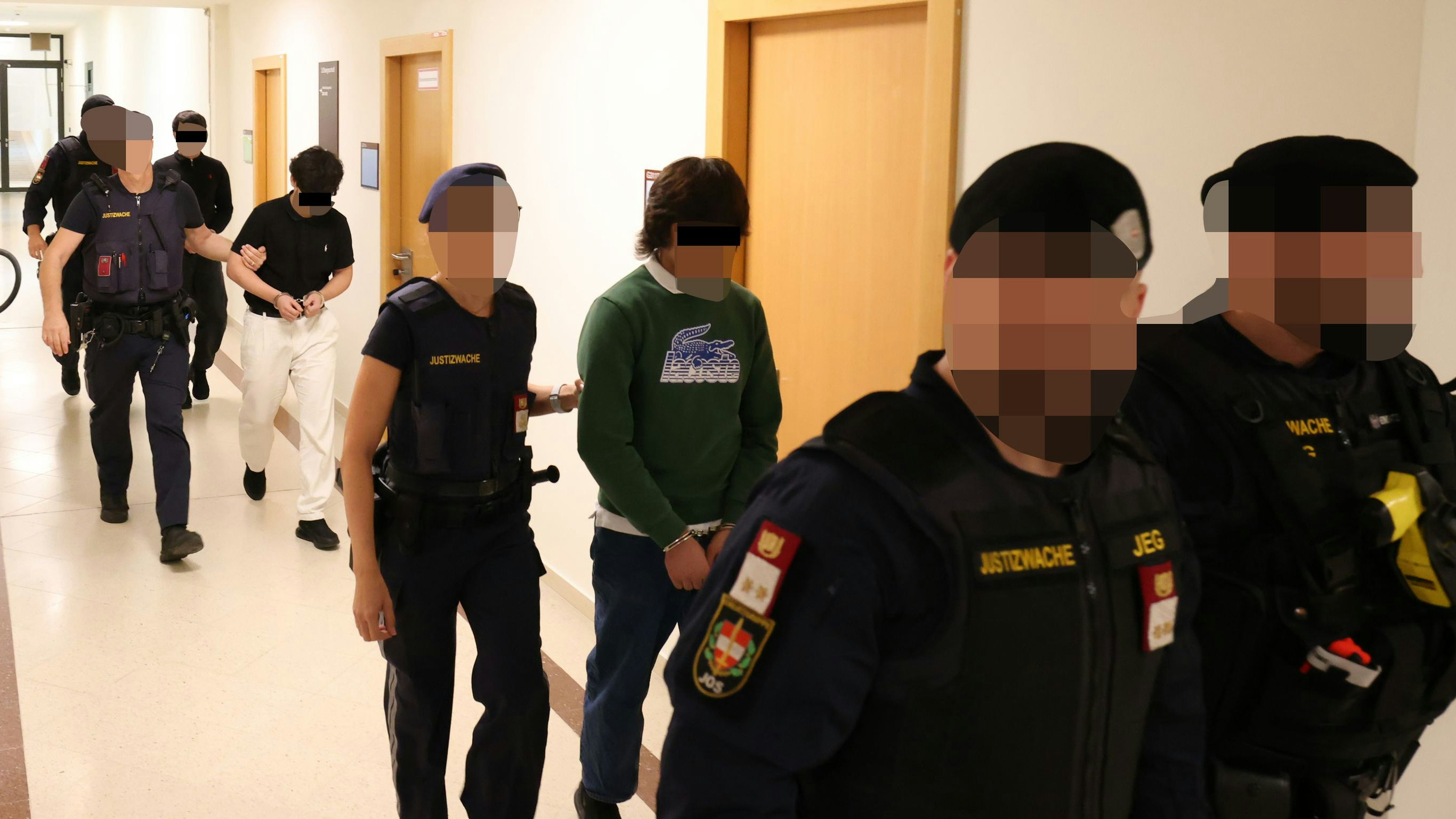 Heute.at - Schicke Sex-Video an Schule – Bande bedroht Lehrerin