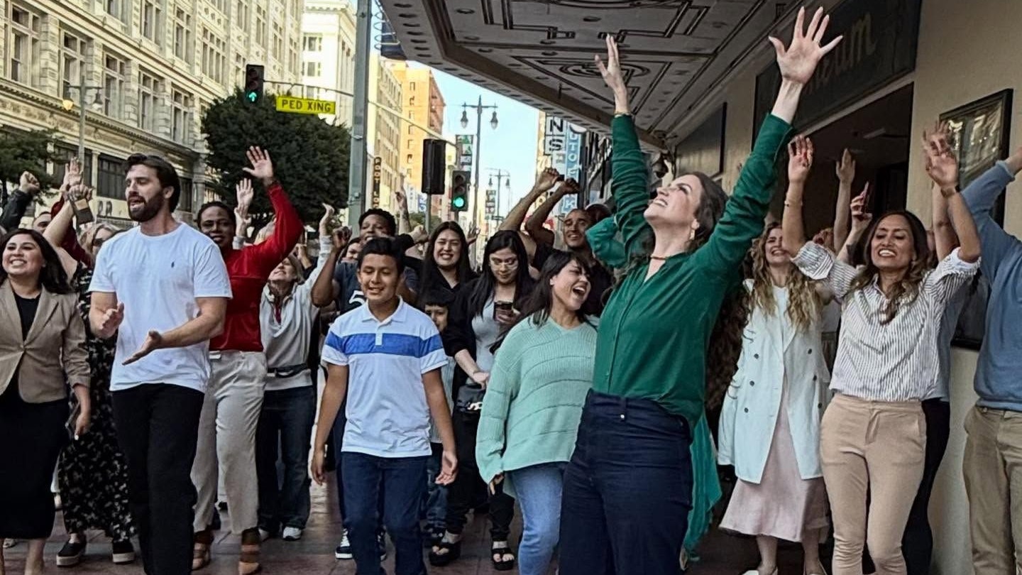 Kathryn Krick geht mit ihren Wunderheilungen und Salbungen auf Social Media viral.