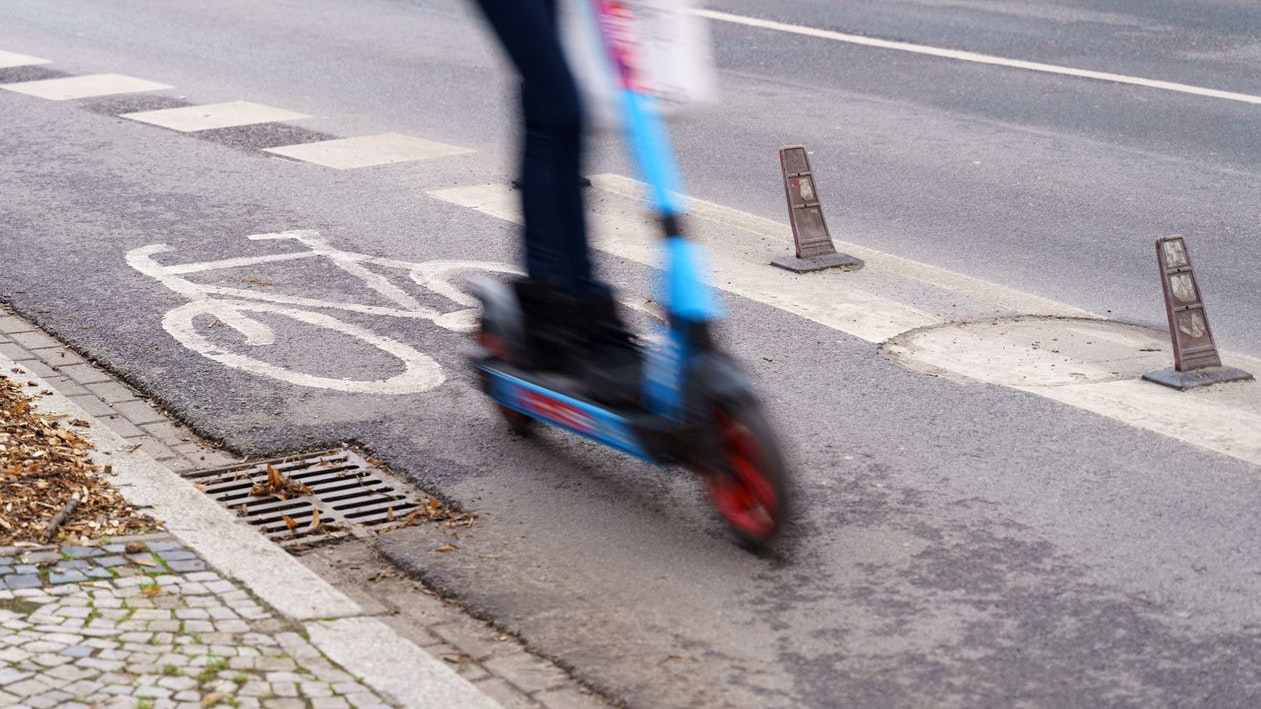 Heute.at - Polizeiauto mit Scooter überholt – dann Verfolgungsjagd