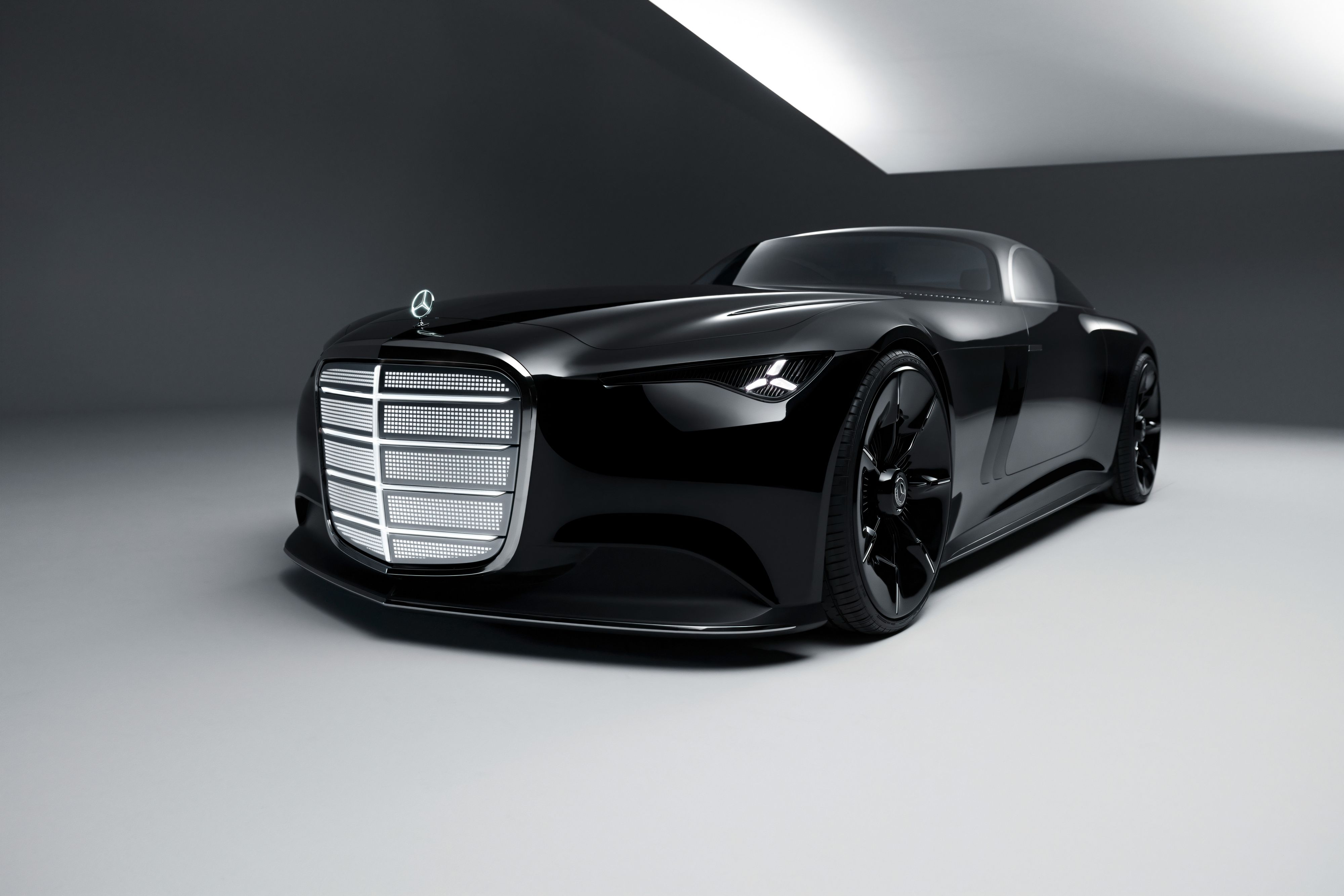 Mercedes-Benz Vision Iconic: Das skulpturale Exterieur in tiefschwarzer Hochglanzlackierung.   Mercedes-Benz Vision Iconic: The sculptural exterior in deep black high-gloss finish. 