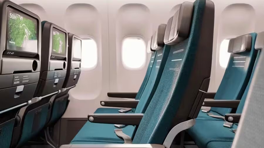 Die Economy-Class verfügt über verstellbare Kopfstützen, einem praktischen Ablagefach für Smartphones auf Augenhöhe und individuellen Bildschirmen mit Bluetooth-Verbindung für Kopfhörer.