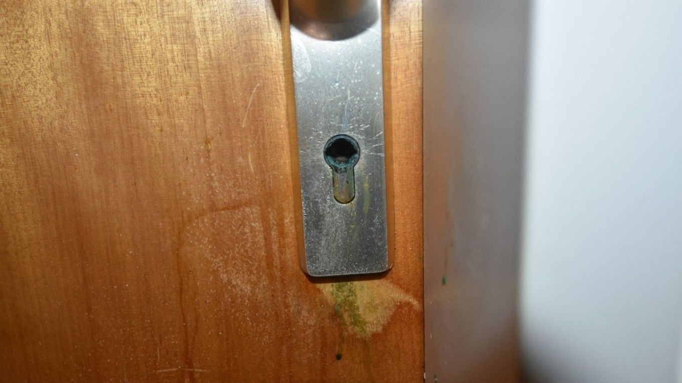 Heute.at - Säure-Bande ätzte Wohnungen in Weihnachtsferien auf