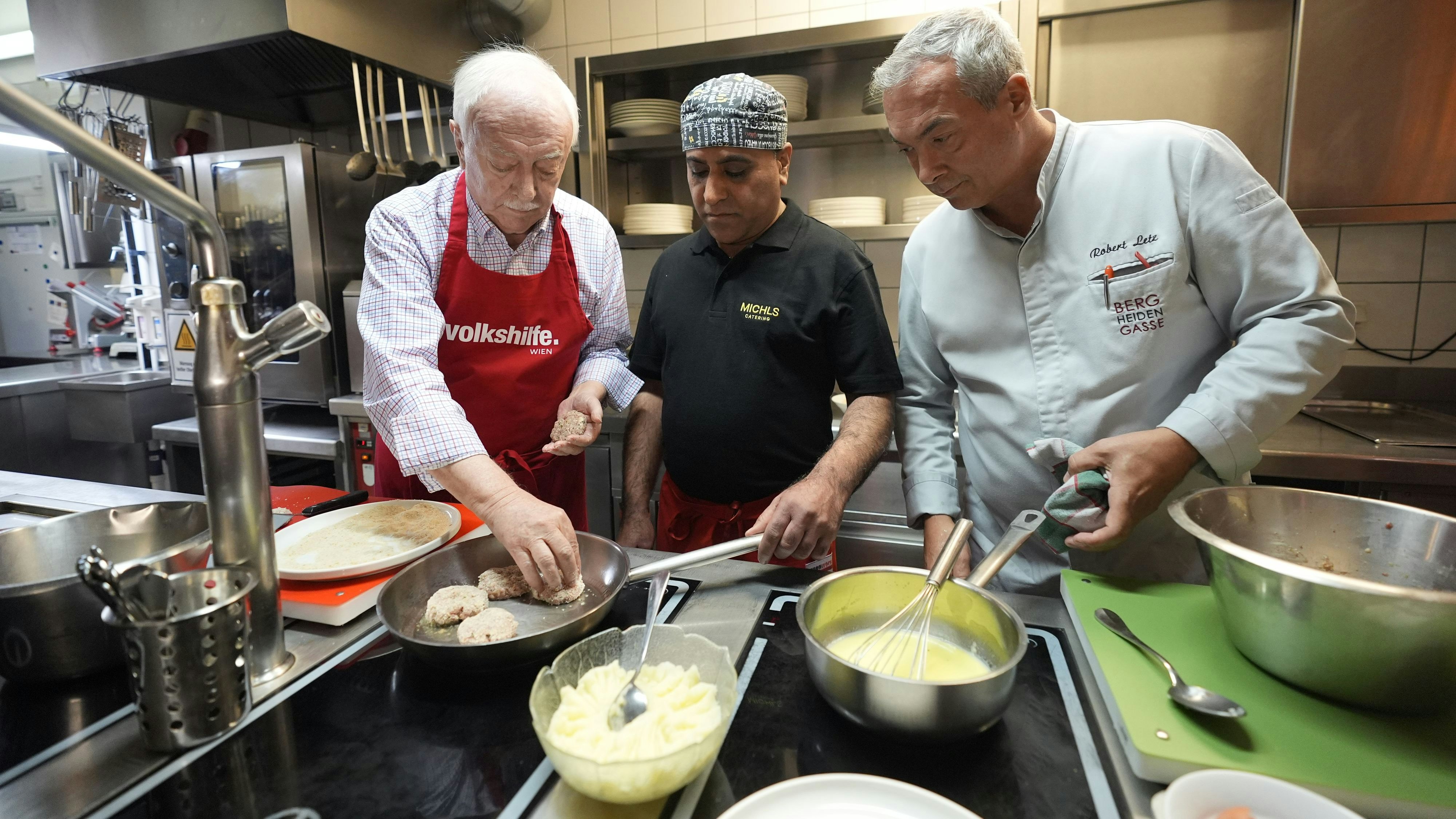 Häupl (l.) packte mit an, bereitete faschierte Laibchen mit Püree zu.