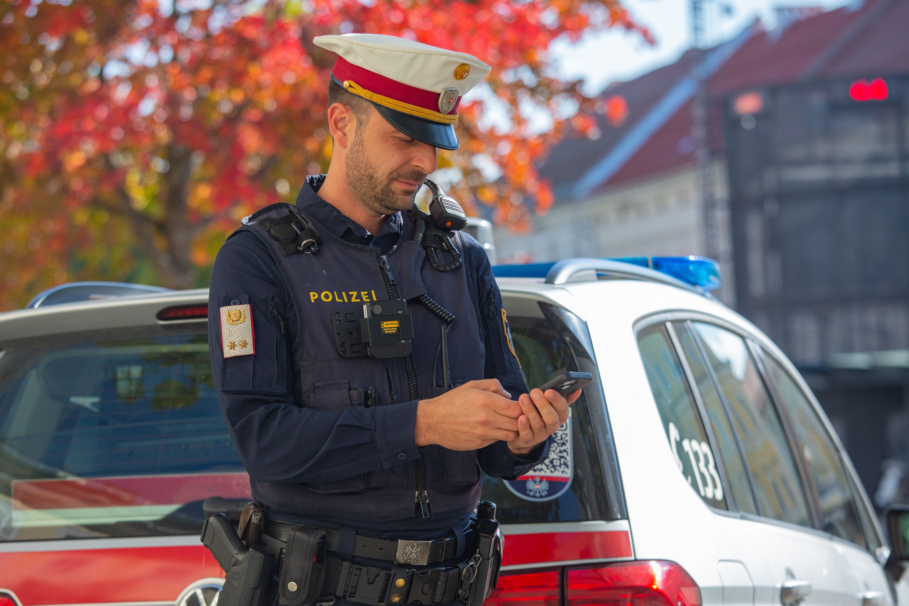 Heute.at - Schock in Mall: Unbekannter wirft Reklame aus 2. Stock