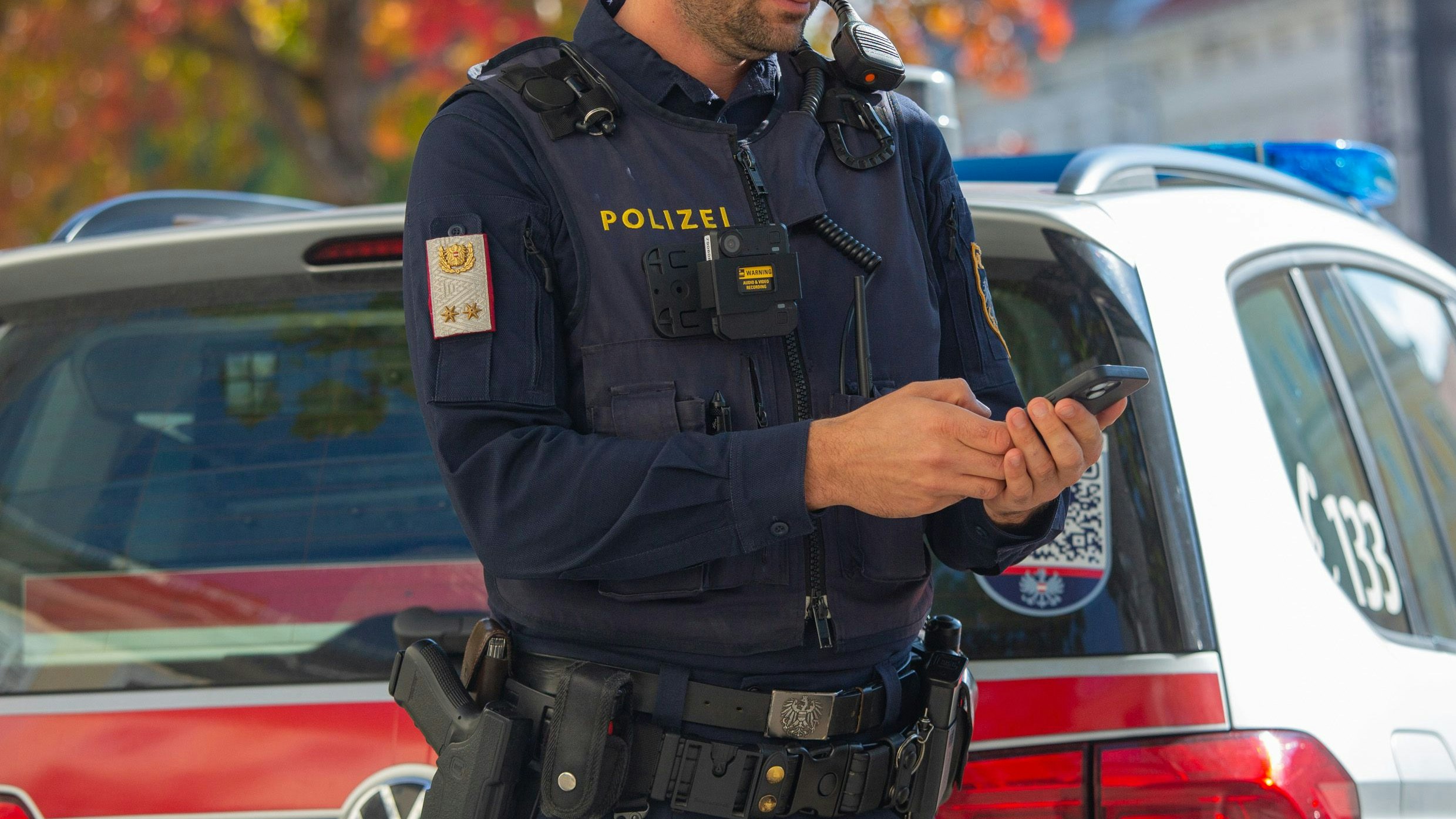 Heute.at - Schock in Mall: Unbekannter wirft Reklame aus 2. Stock