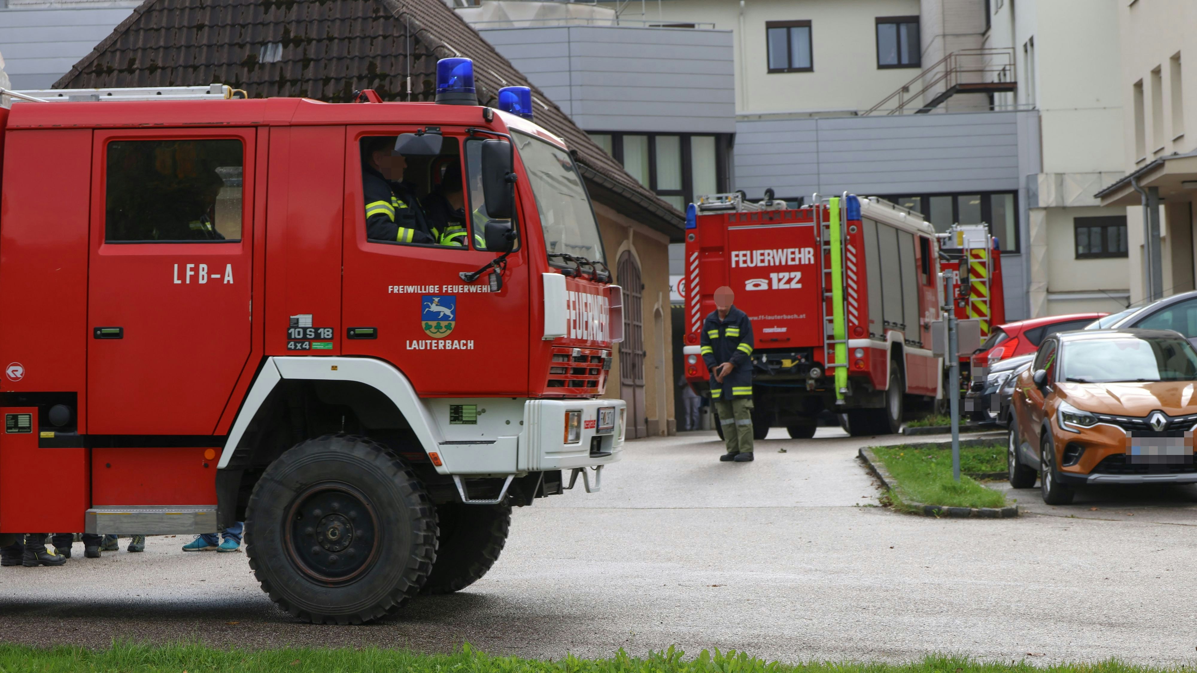 Zahlreiche Helfer eilten zum Pyhrn-Eisenwurzen Klinikum Kirchdorf.