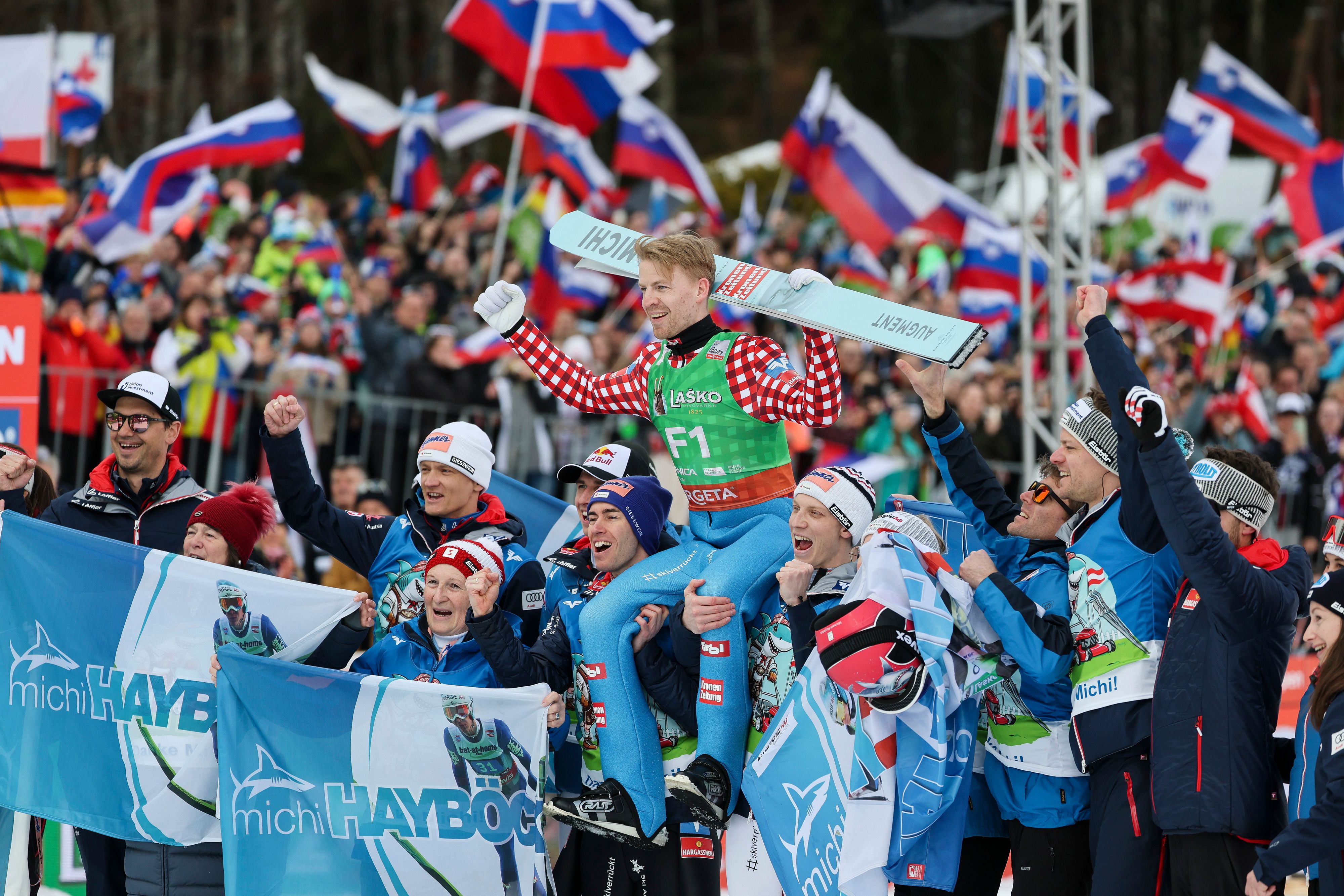 Michael Hayböck wurde von seinen Kollegen für eine starke Springer-Karriere gefeiert.