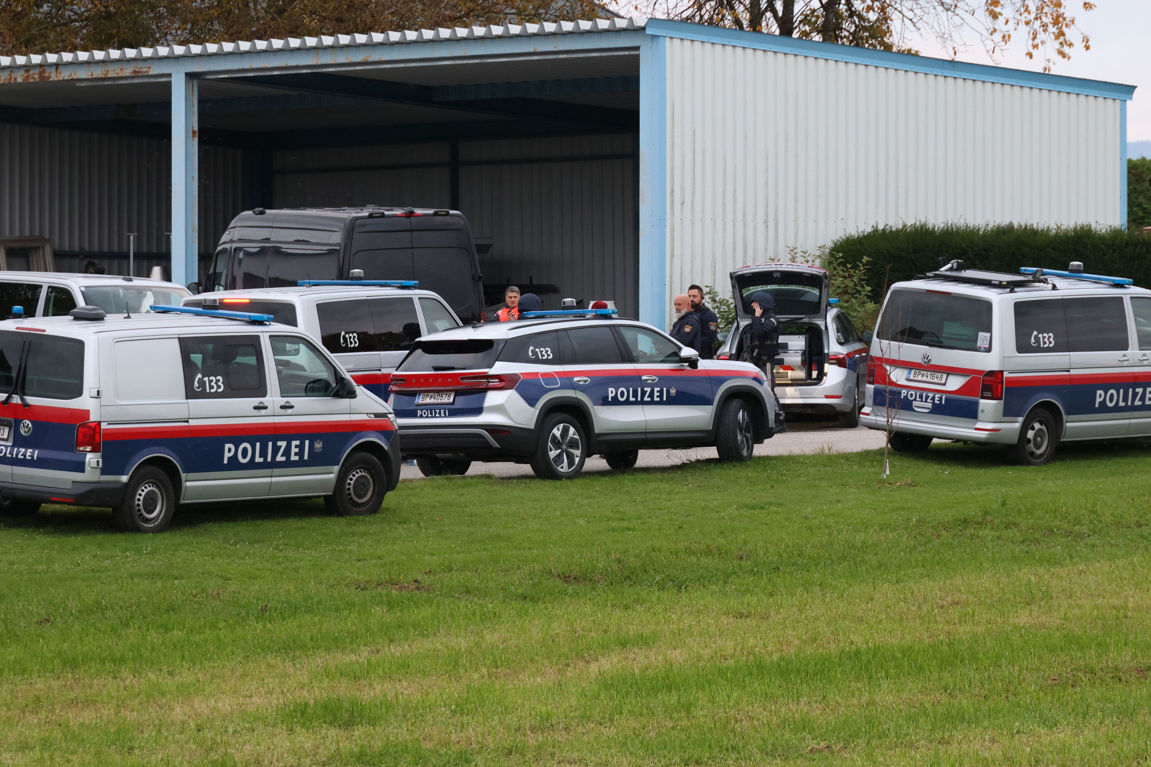 In Vorchdorf sorgten Personen mit Waffen für einen Großeinsatz.
