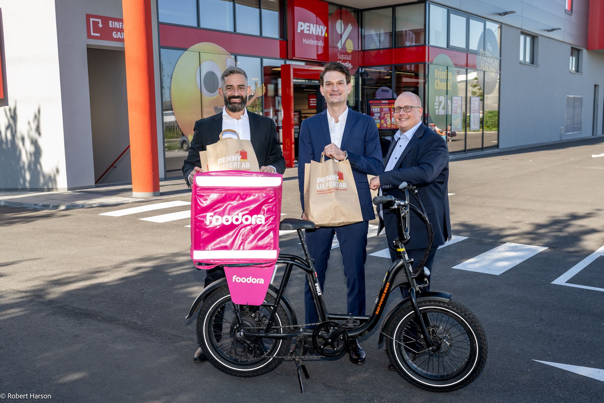 Startschuss zu vier neuen Zustellgebieten: foodora-Österreich-Chef Alexander Gaied mit den Penny-Geschäftsführern Johannes Greller und Niko Karras (v.l.)
