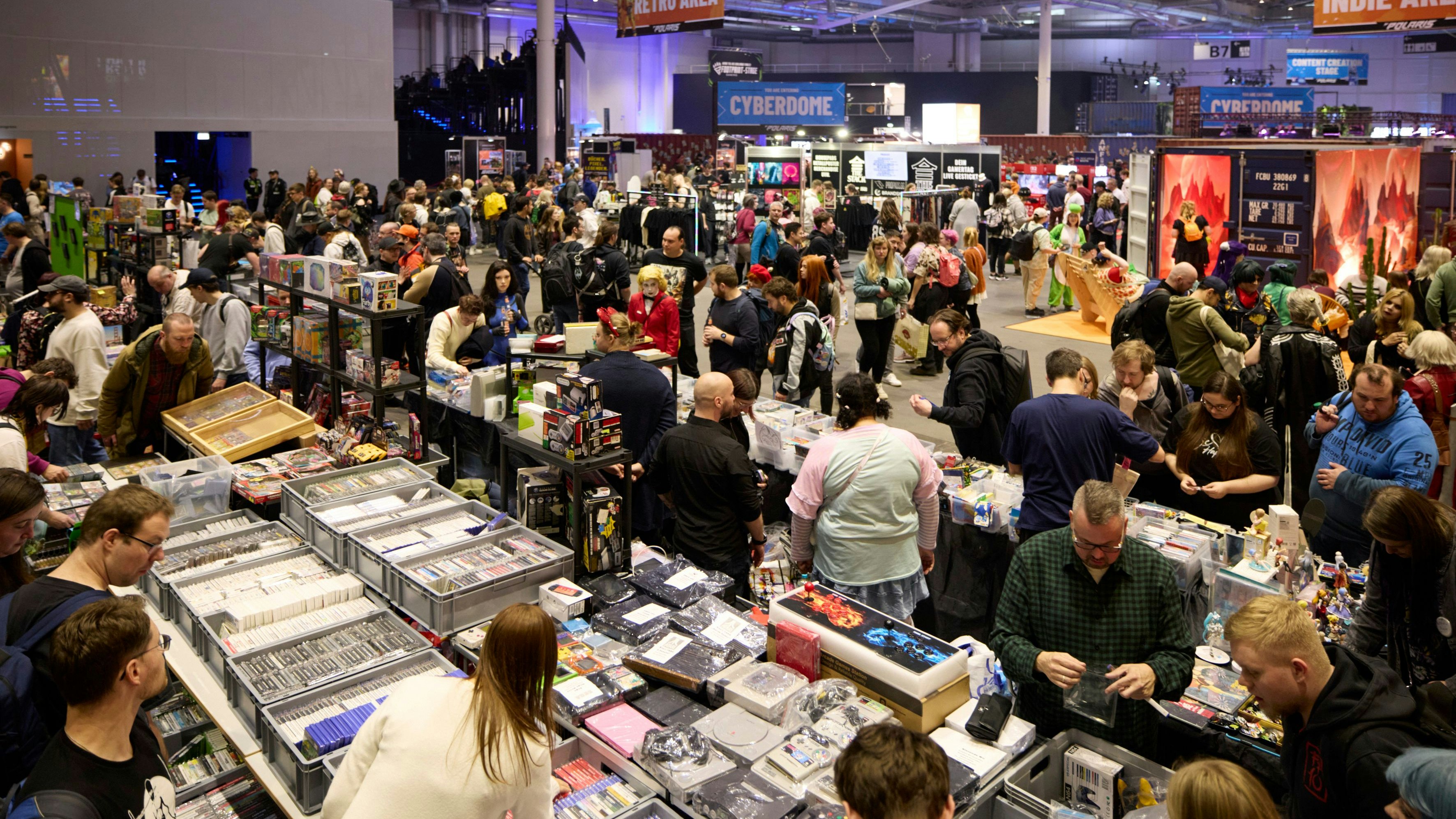 Über 1.000 Creator waren live vor Ort – darunter Trymacs, PietSmiet, Crispy Rob, DoktorFroid, Starlet Nova, Maul Cosplay und viele weitere Größen der deutschen Streaming- und Cosplay-Szene.