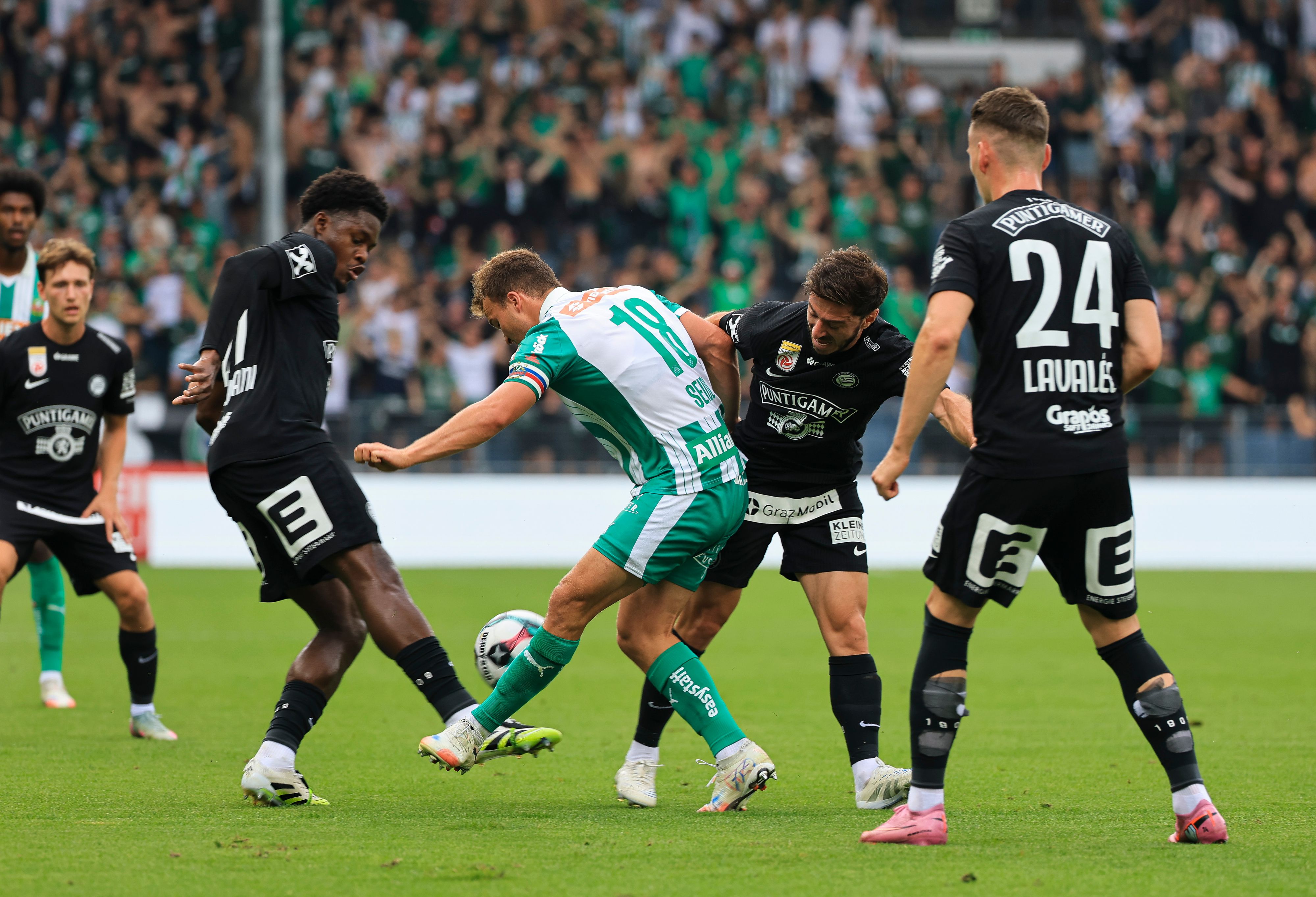Mathias Seidl im Duell gegen Sturm Graz.