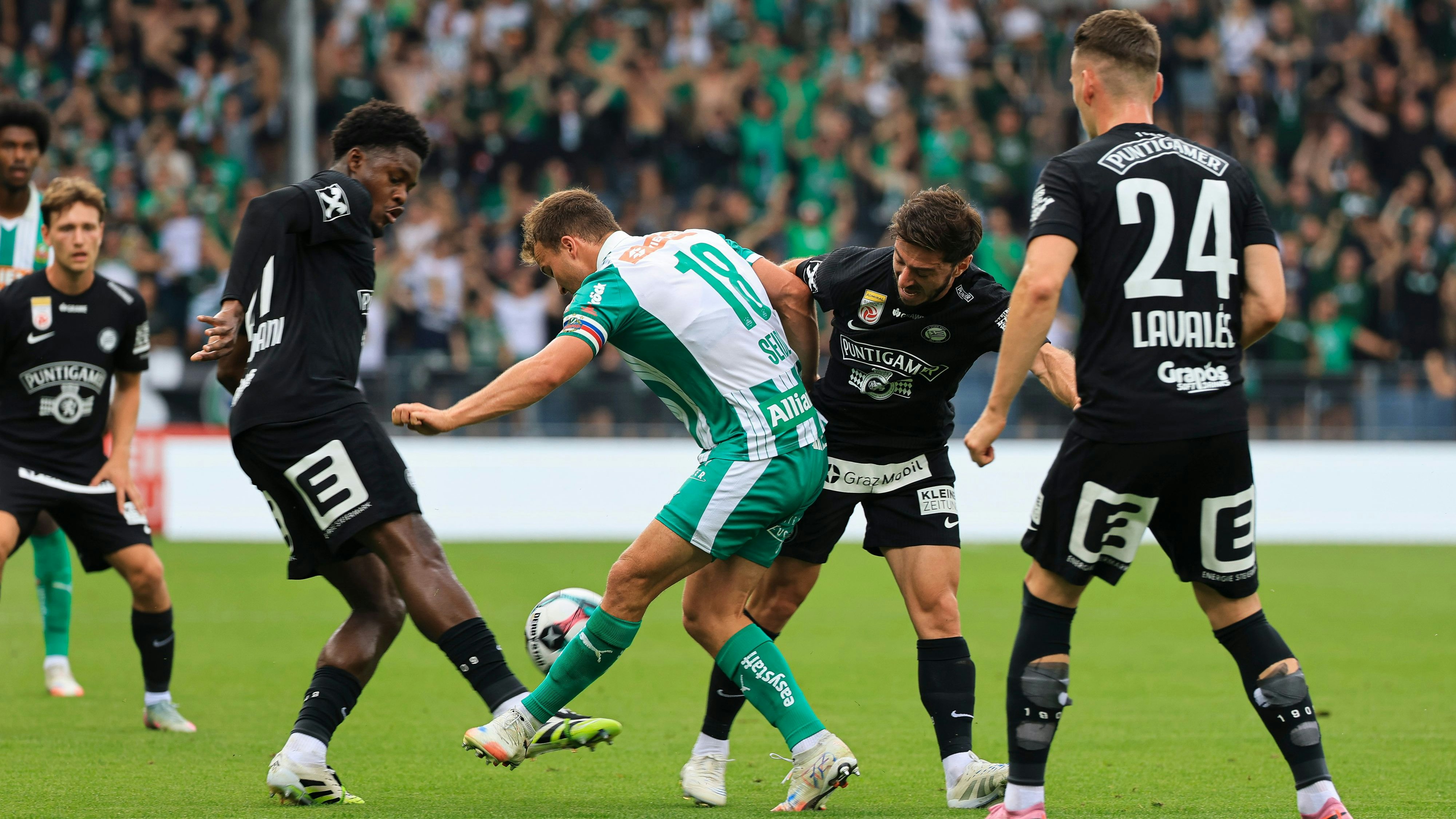 GRAZ,AUSTRIA,10.AUG.25 - SOCCER - ADMIRAL Bundesliga, SK Sturm Graz vs SK Rapid Wien. Image shows Tochi Phil Chukwuani (Sturm), Moritz Oswald (Rapid), Otar Kiteishvili and Dimitri Lavalee (Sturm). Photo: GEPA pictures/ Wolfgang Grebien