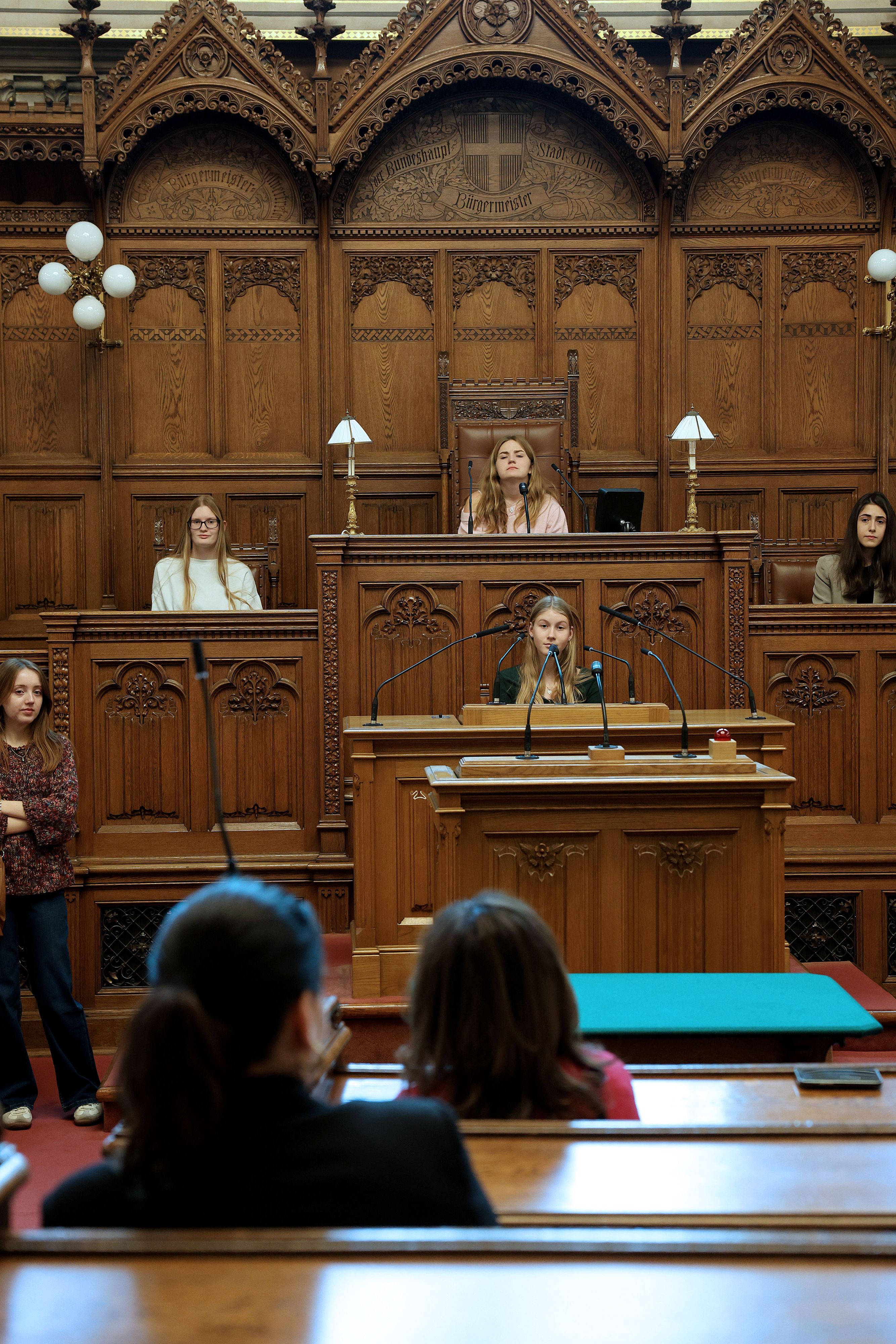 Girlpower unterstützt Vizebürgermeisterin Gaál im Wiener Rathaus.