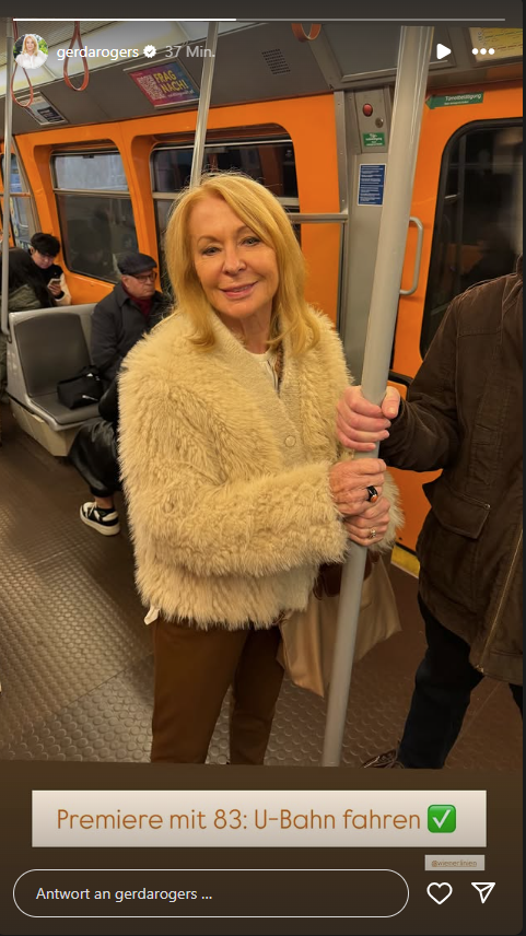 Star-Astrologin Gerda Rogers feiert ihr U-Bahn-Debüt. 