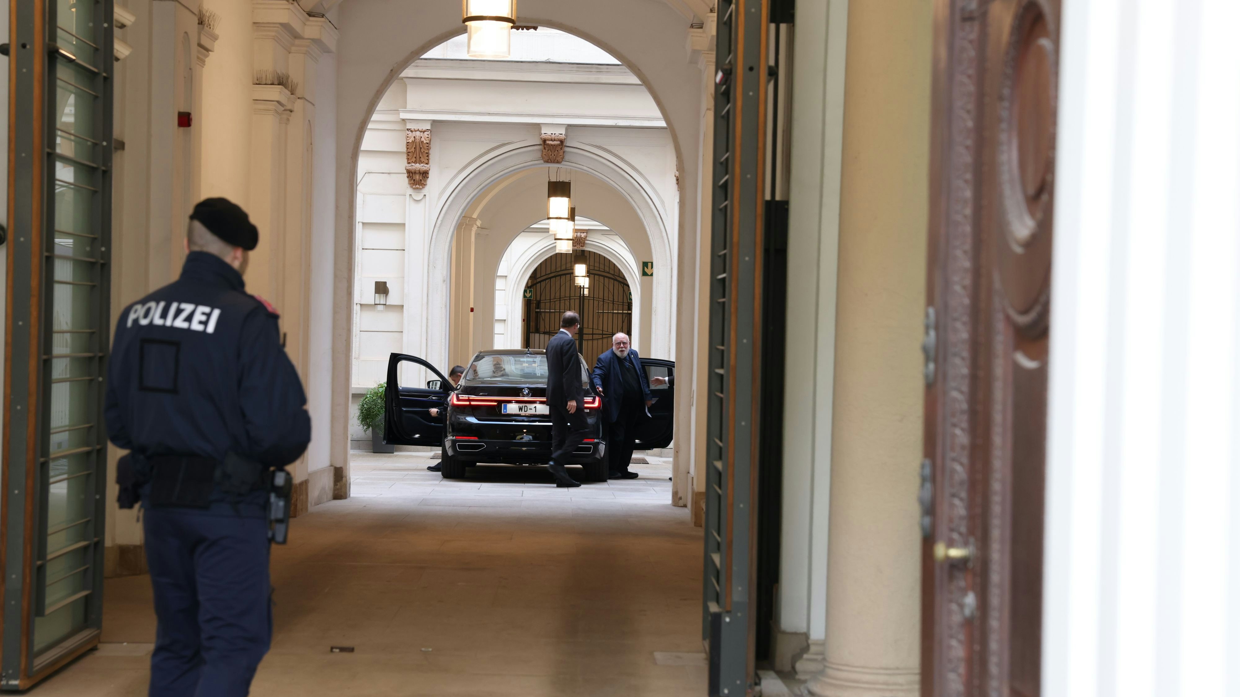 Um 16.28 Uhr kam am Mittwoch, 15.10.2025, der Nuntius im Außenministerium an, überbrachte die Nachricht des Papstes.