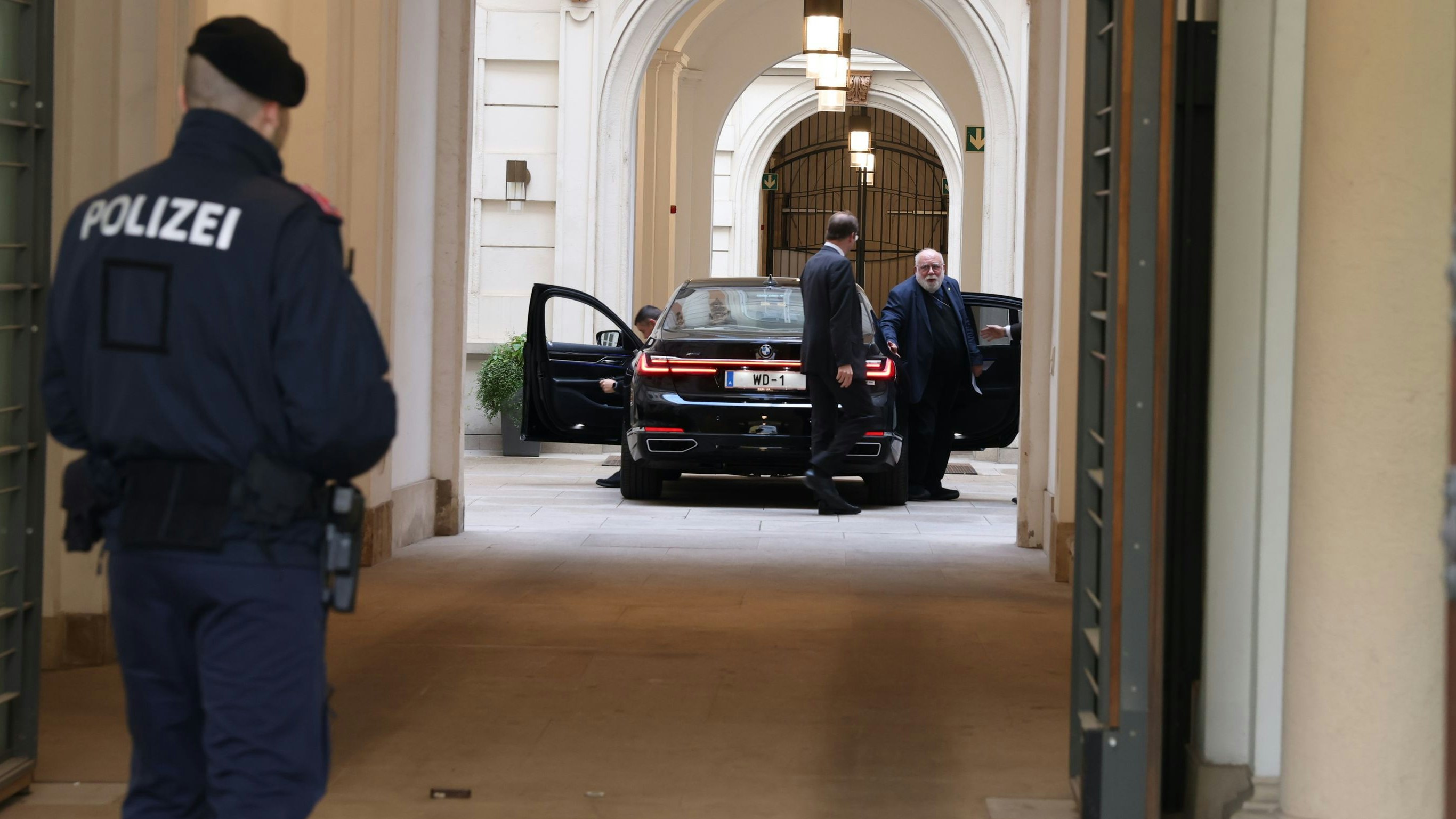 Um 16.28 Uhr kam der Nuntius im Außenministerium an, überbrachte die Nachricht des Papstes. Er wurde von General Marschik begrüßt.
