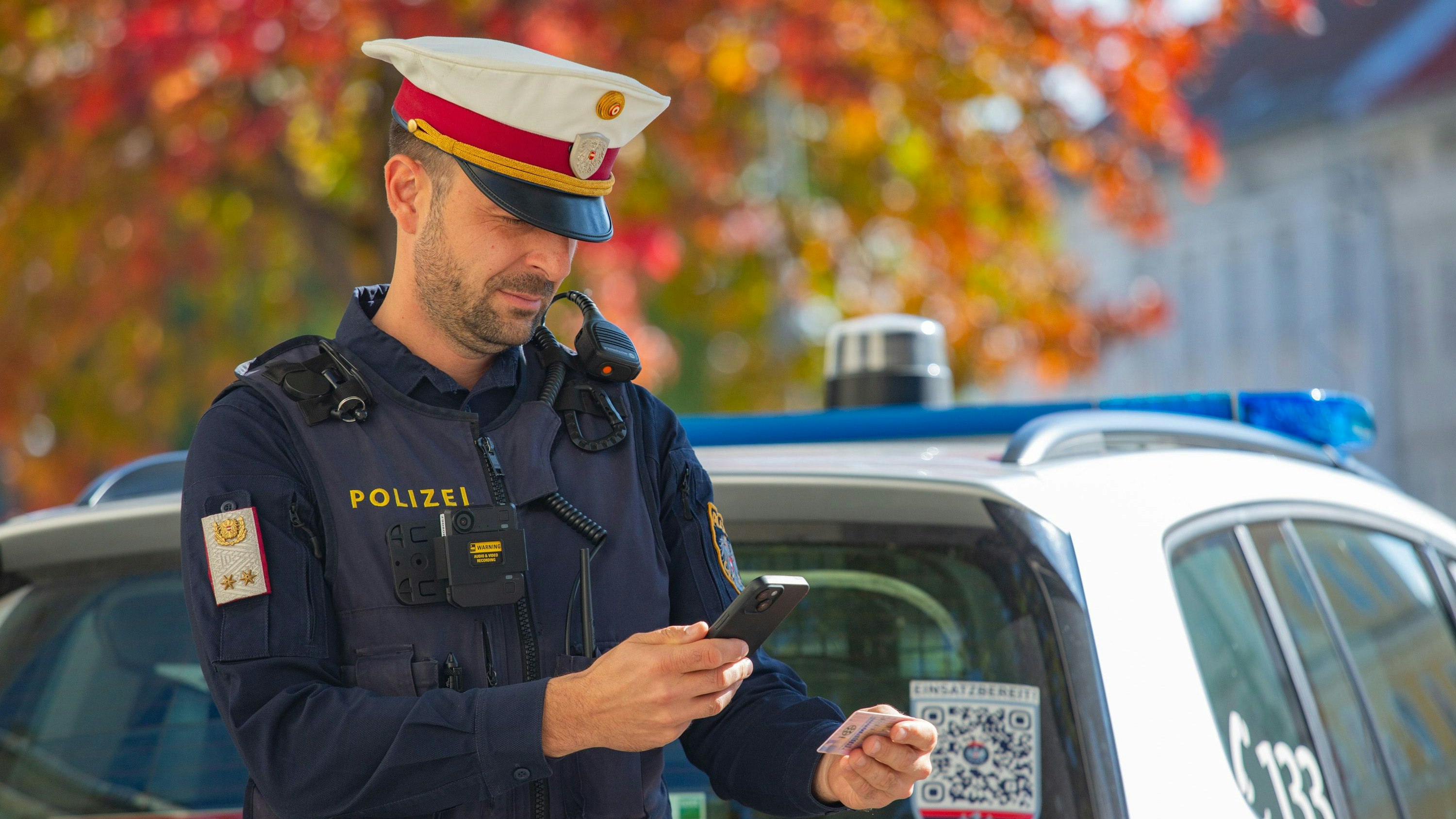 Stift und Zettel haben im Streifendienst ausgedient. Die Kärntner Polizei setzt jetzt auf eine "mobile Fallbearbeitung" direkt vor Ort, digital mit Smartphone und Tablet.