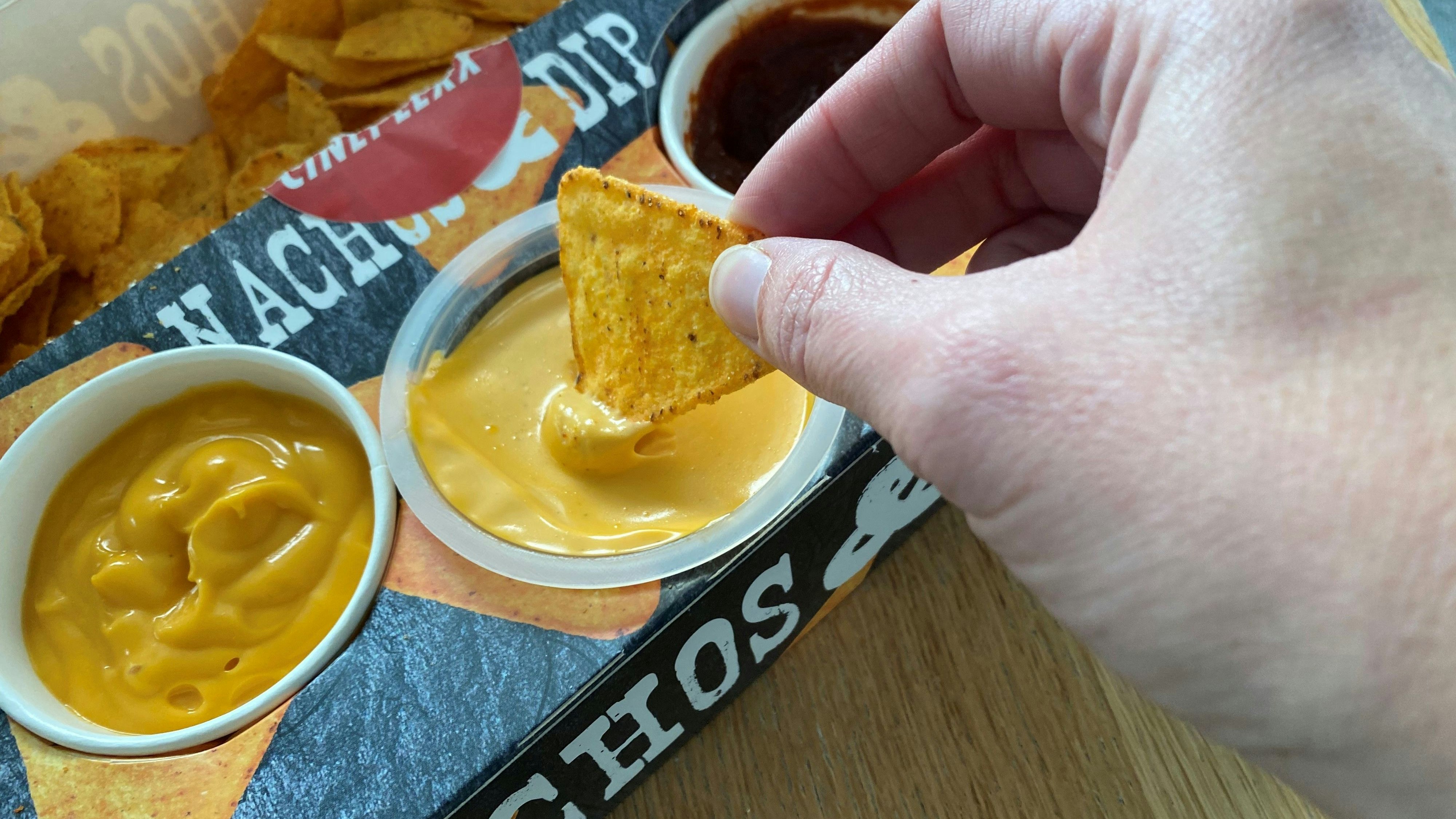 Der vegane Dip überzeugt in der Redaktion auf ganze Linie. Daneben der klassische , eindeutige würzigere Käse-Dip zum Vergleich.