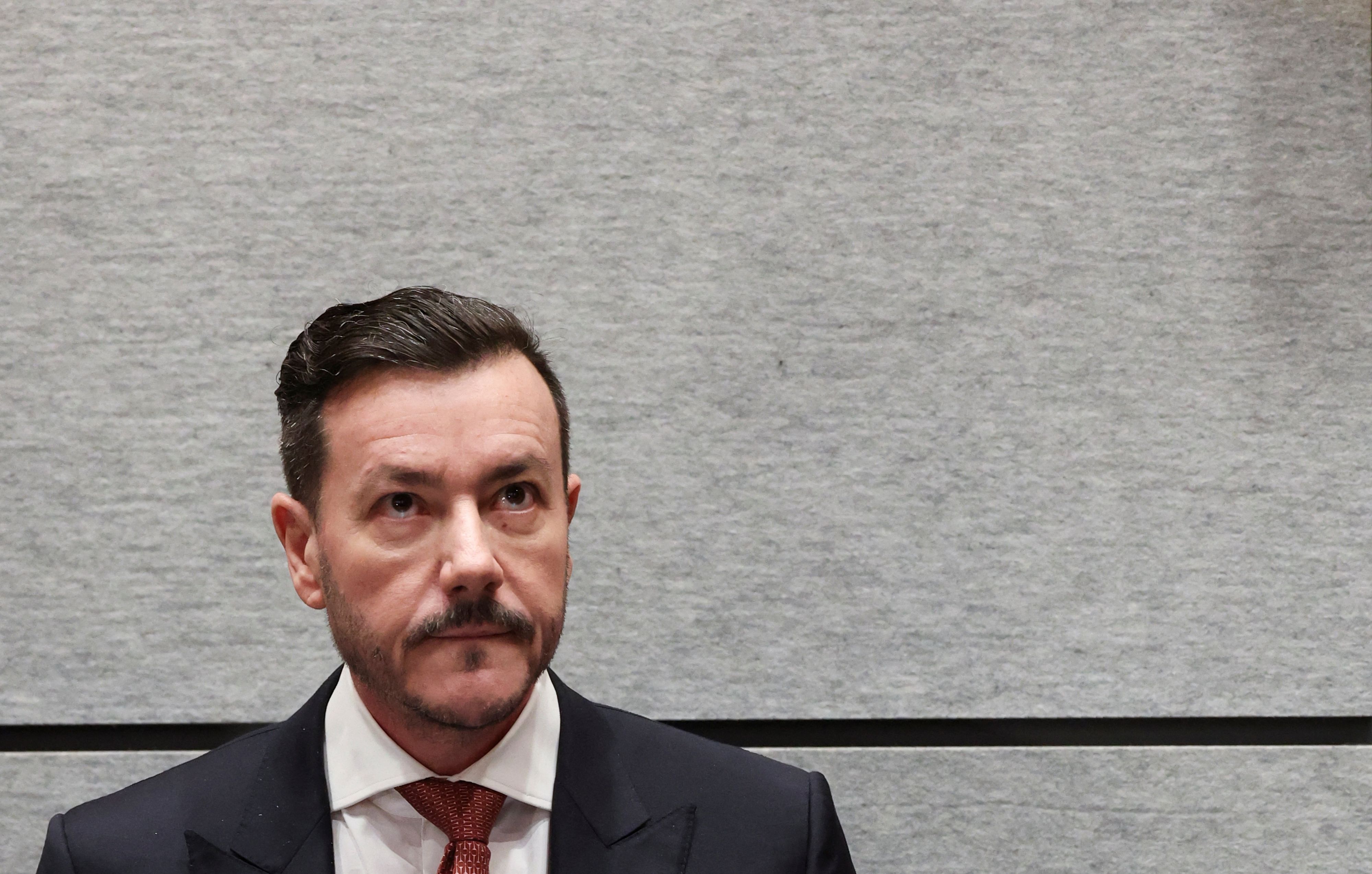 Der 48-Jährige - vor sich auf dem Tisch hatte er einige dicke Aktenordner liegen - nahm das Urteil ruhig entgegen.