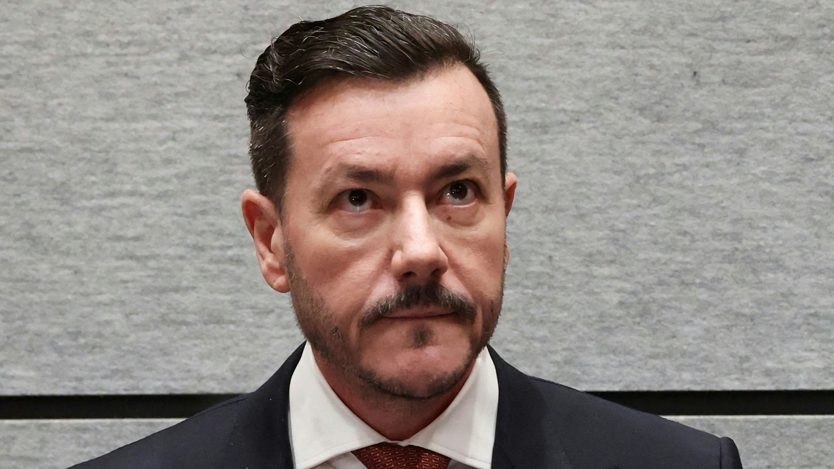 Der 48-Jährige - vor sich auf dem Tisch hatte er einige dicke Aktenordner liegen - nahm das Urteil ruhig entgegen.