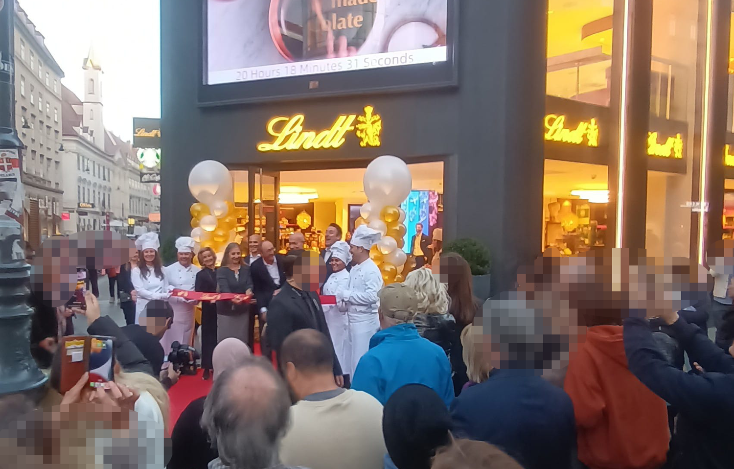 Heute.at - Bereits vor Eröffnung sorgt Lindt-Geschäft für Andrang