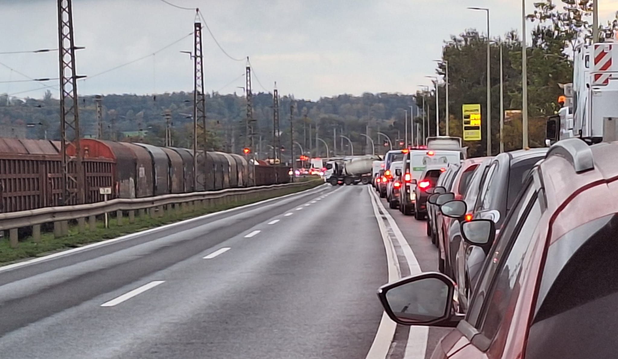 Mega-Stau am Mittwochabend bei der Umfahrung in Richtung Ebelsberg