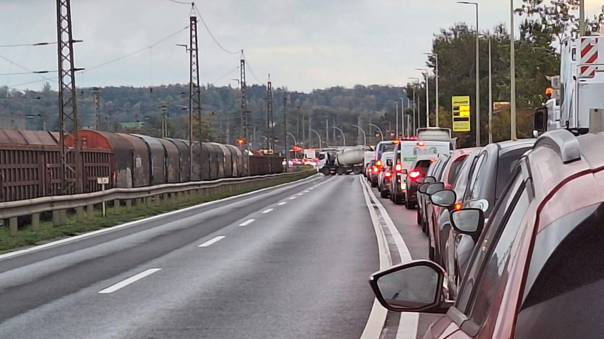 Mega-Stau am Mittwochabend bei der Umfahrung in Richtung Ebelsberg