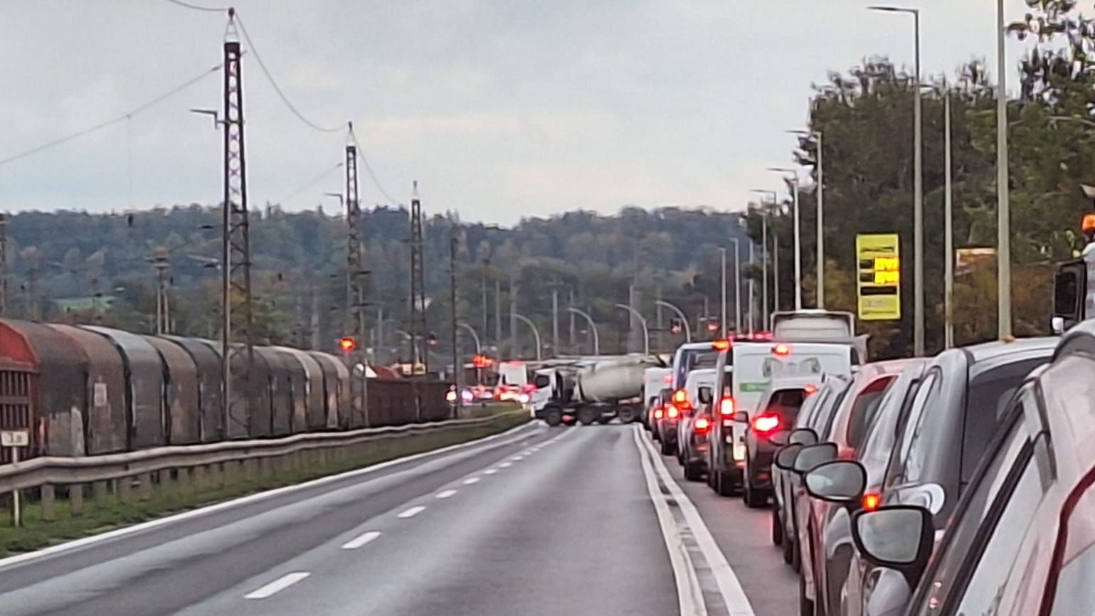 Heute.at - Lkw-Reifen rollt in drei Autos und sorgt für Mega-Stau