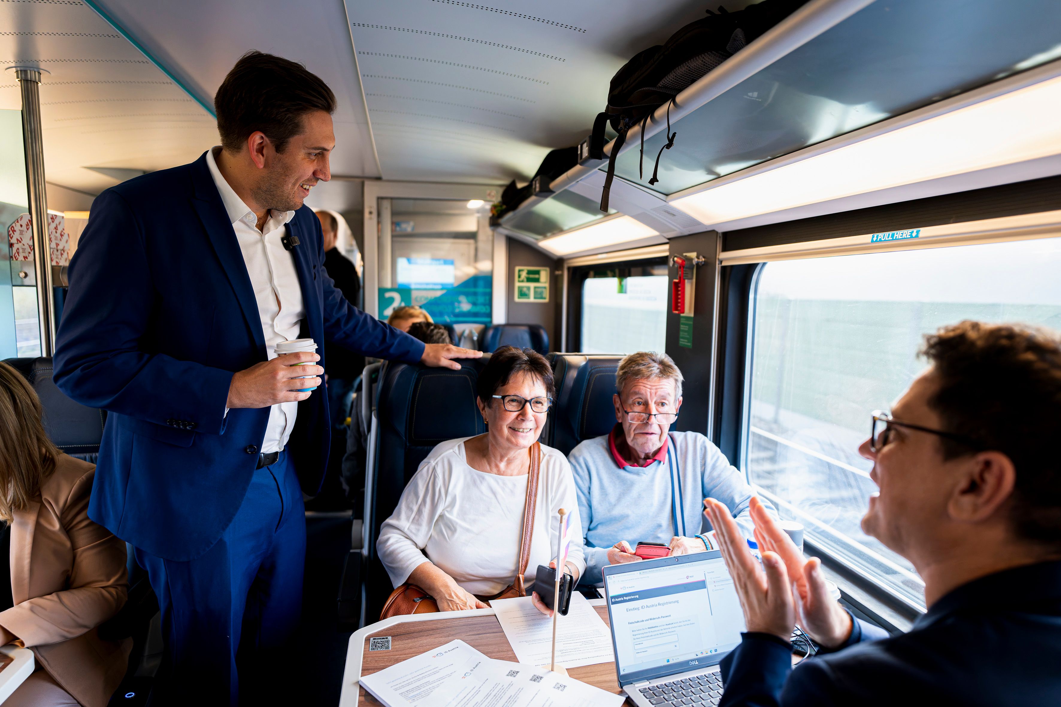 Digitalisierungs-Staatssekretär Alexander Pröll (ÖVP) bei einem fahrenden ID-Austria-Servicestand in der Westbahn