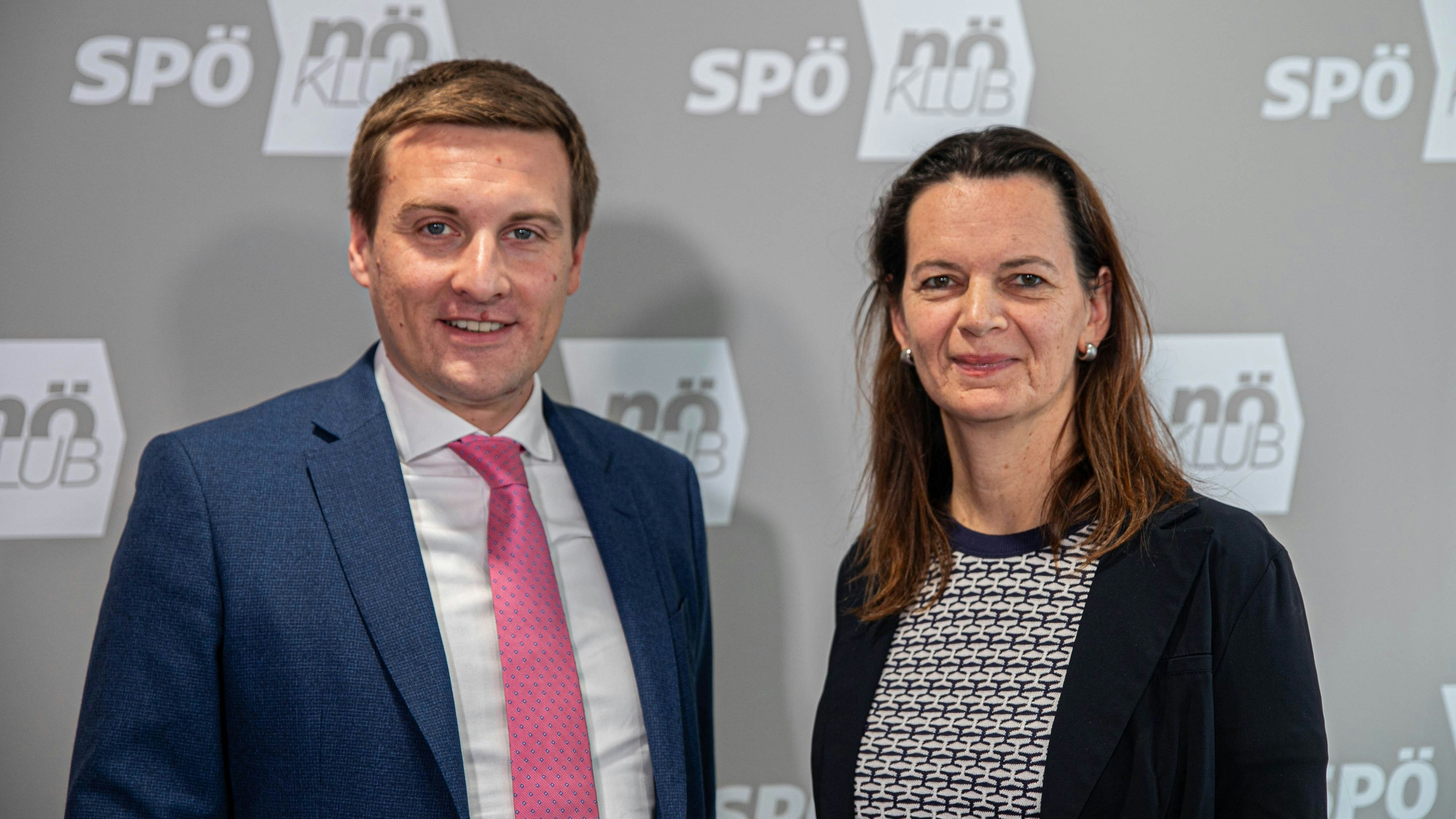 Hergovich und Suchan-Mayr bei der Pressekonferenz